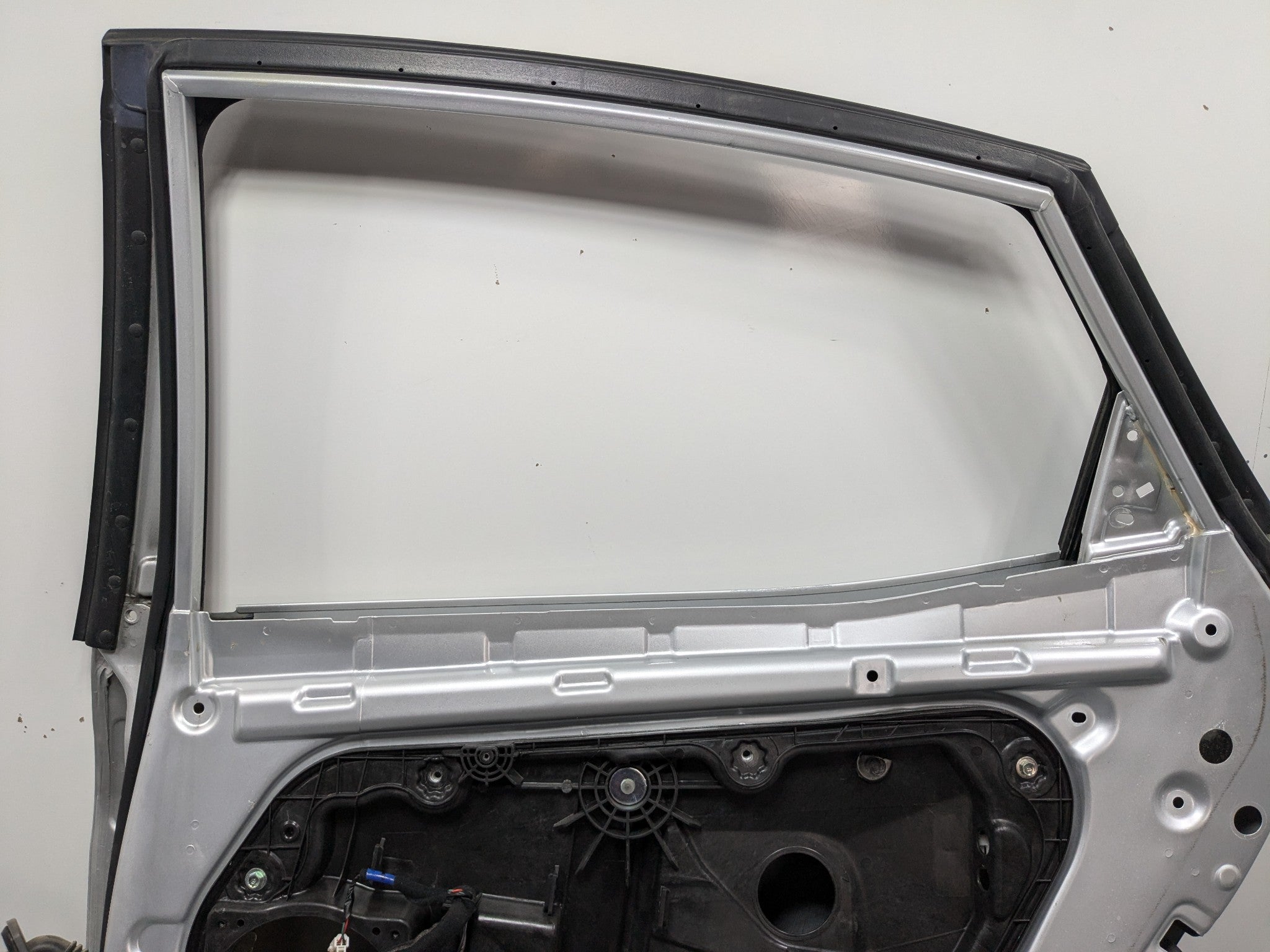 12 - 14 HYUNDAI AZERA OEM DOOR SHELL PANEL SILVER FROST METALLIC REAR RIGHT SIDE