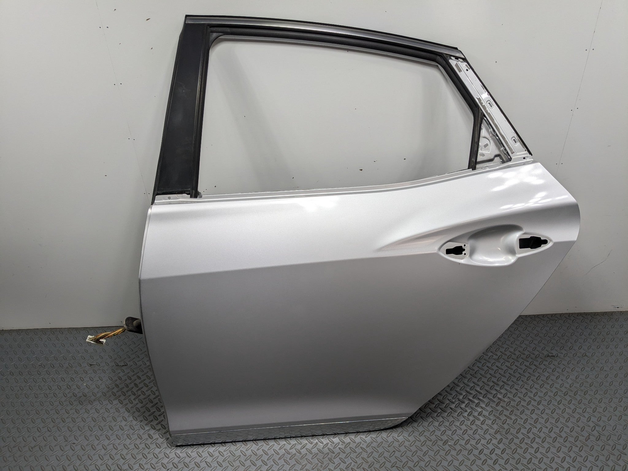 12 - 14 HYUNDAI AZERA OEM DOOR SHELL PANEL SILVER FROST METALLIC REAR LEFT SIDE