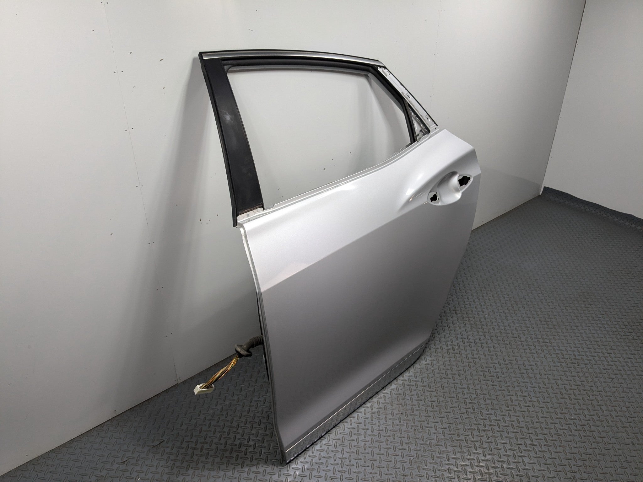 12 - 14 HYUNDAI AZERA OEM DOOR SHELL PANEL SILVER FROST METALLIC REAR LEFT SIDE