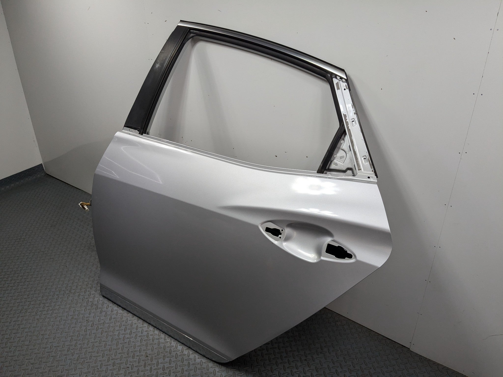 12 - 14 HYUNDAI AZERA OEM DOOR SHELL PANEL SILVER FROST METALLIC REAR LEFT SIDE