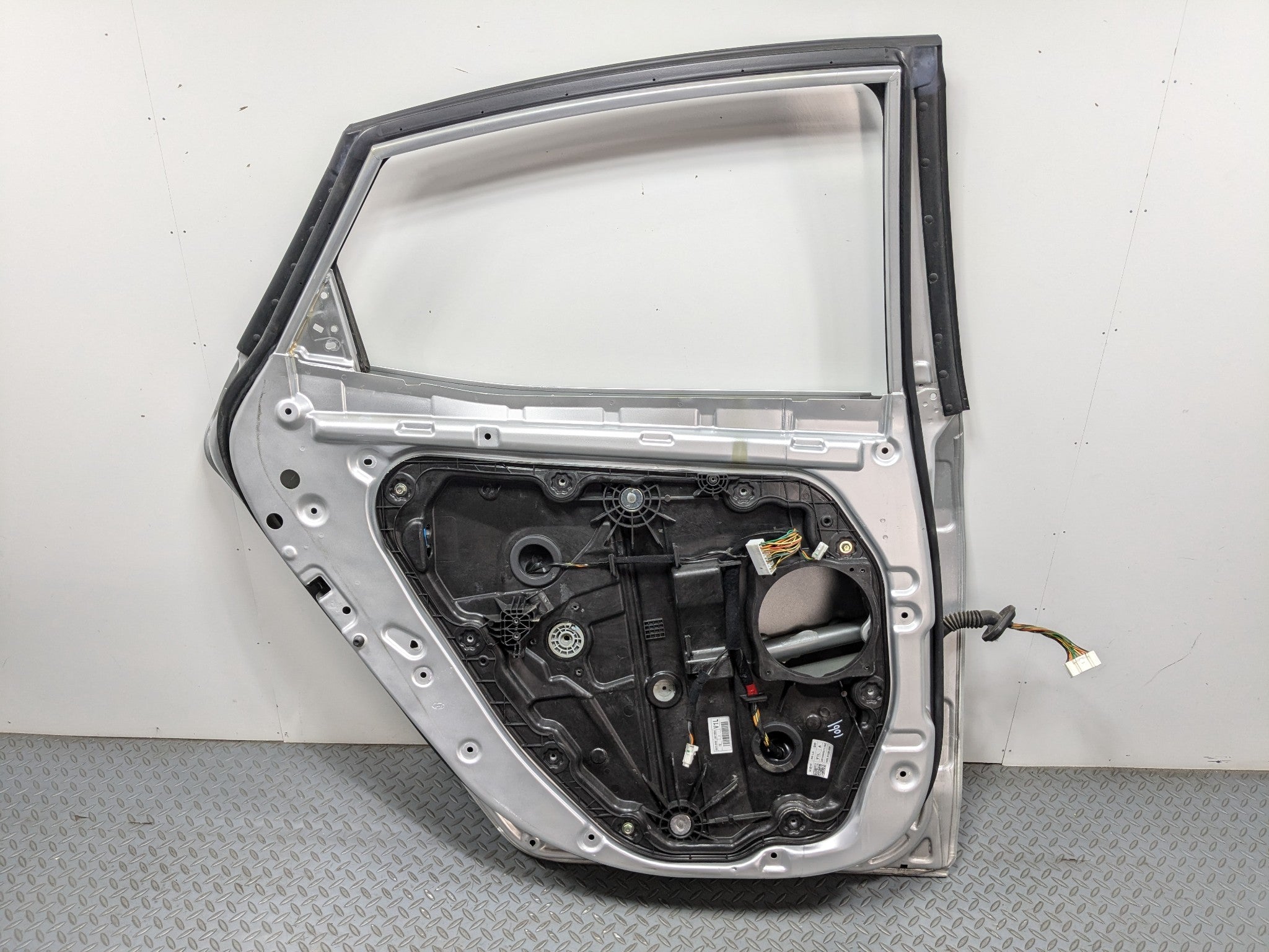 12 - 14 HYUNDAI AZERA OEM DOOR SHELL PANEL SILVER FROST METALLIC REAR LEFT SIDE