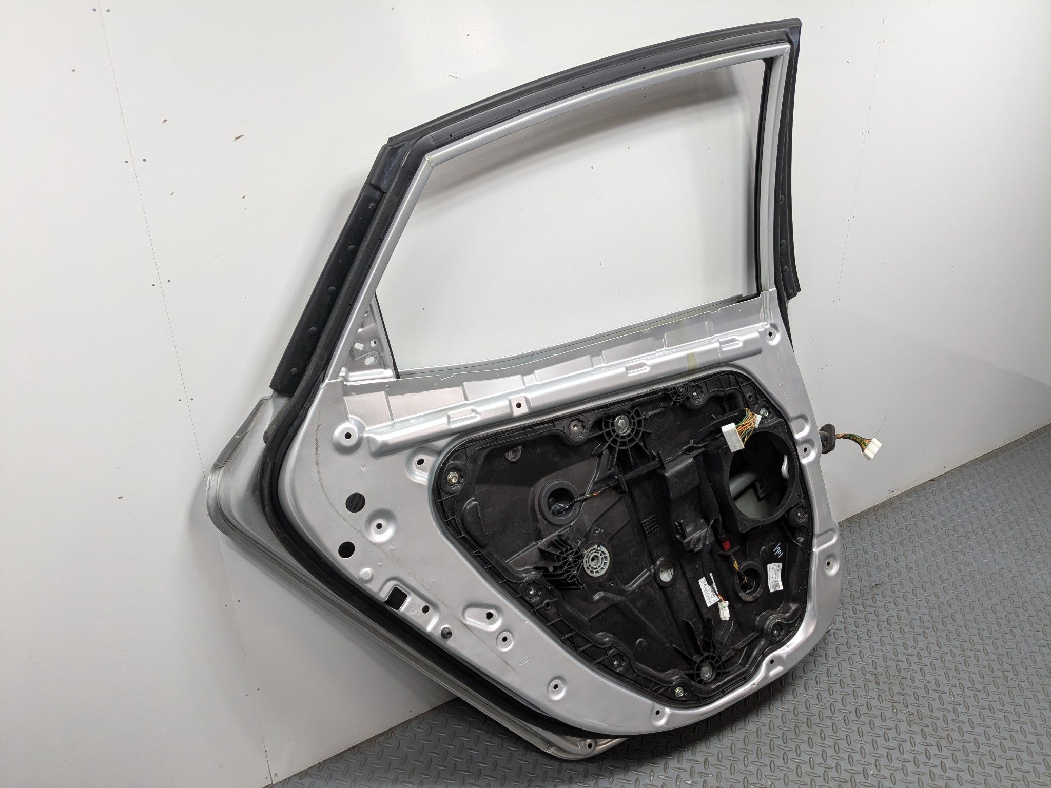 12 - 14 HYUNDAI AZERA OEM DOOR SHELL PANEL SILVER FROST METALLIC REAR LEFT SIDE