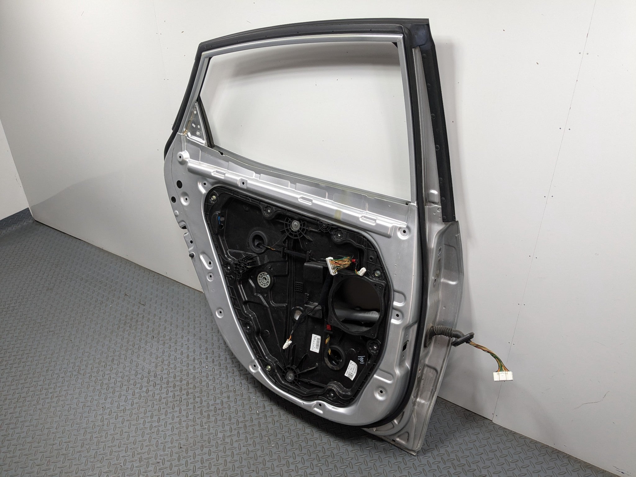 12 - 14 HYUNDAI AZERA OEM DOOR SHELL PANEL SILVER FROST METALLIC REAR LEFT SIDE
