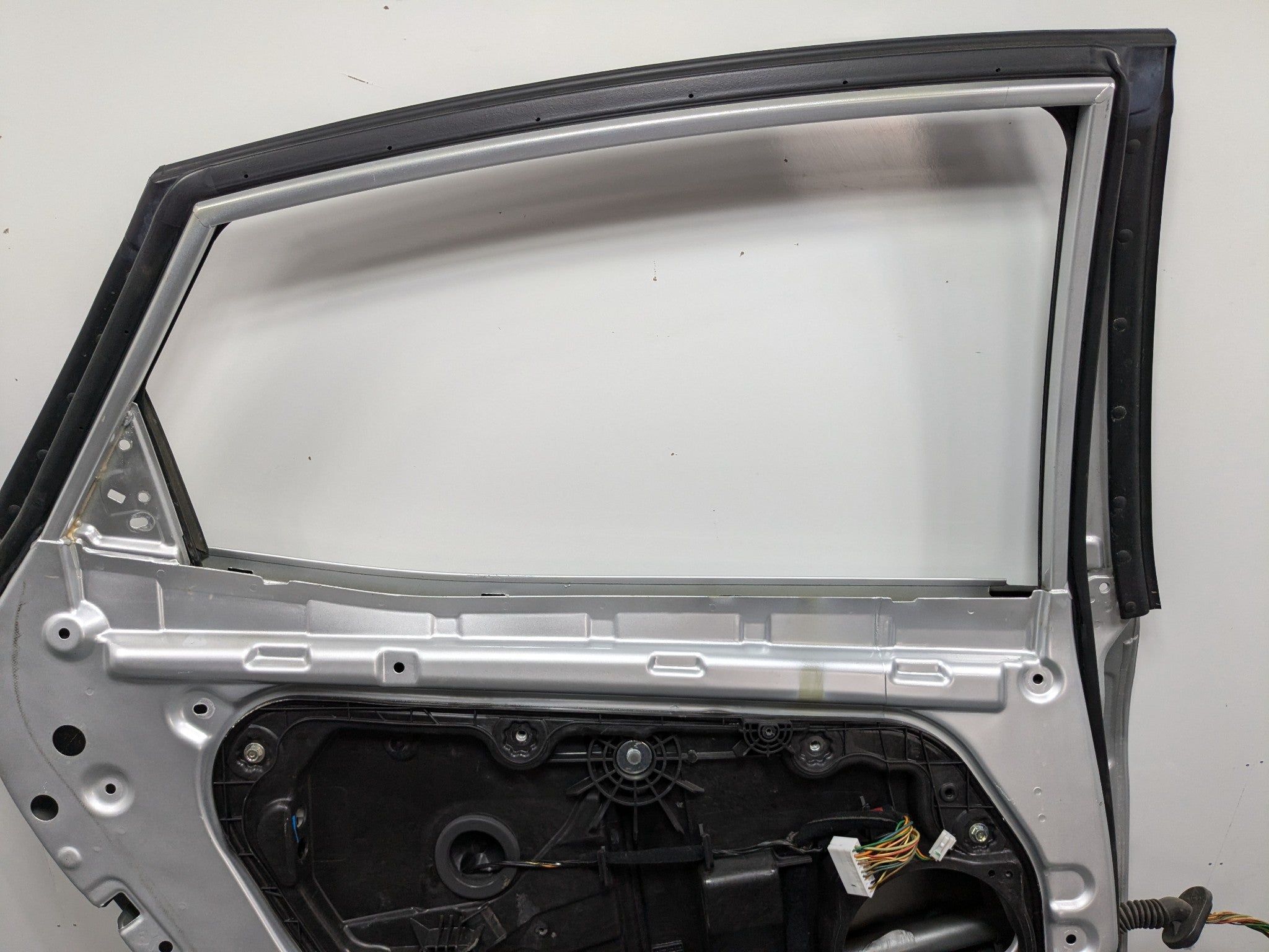 12 - 14 HYUNDAI AZERA OEM DOOR SHELL PANEL SILVER FROST METALLIC REAR LEFT SIDE
