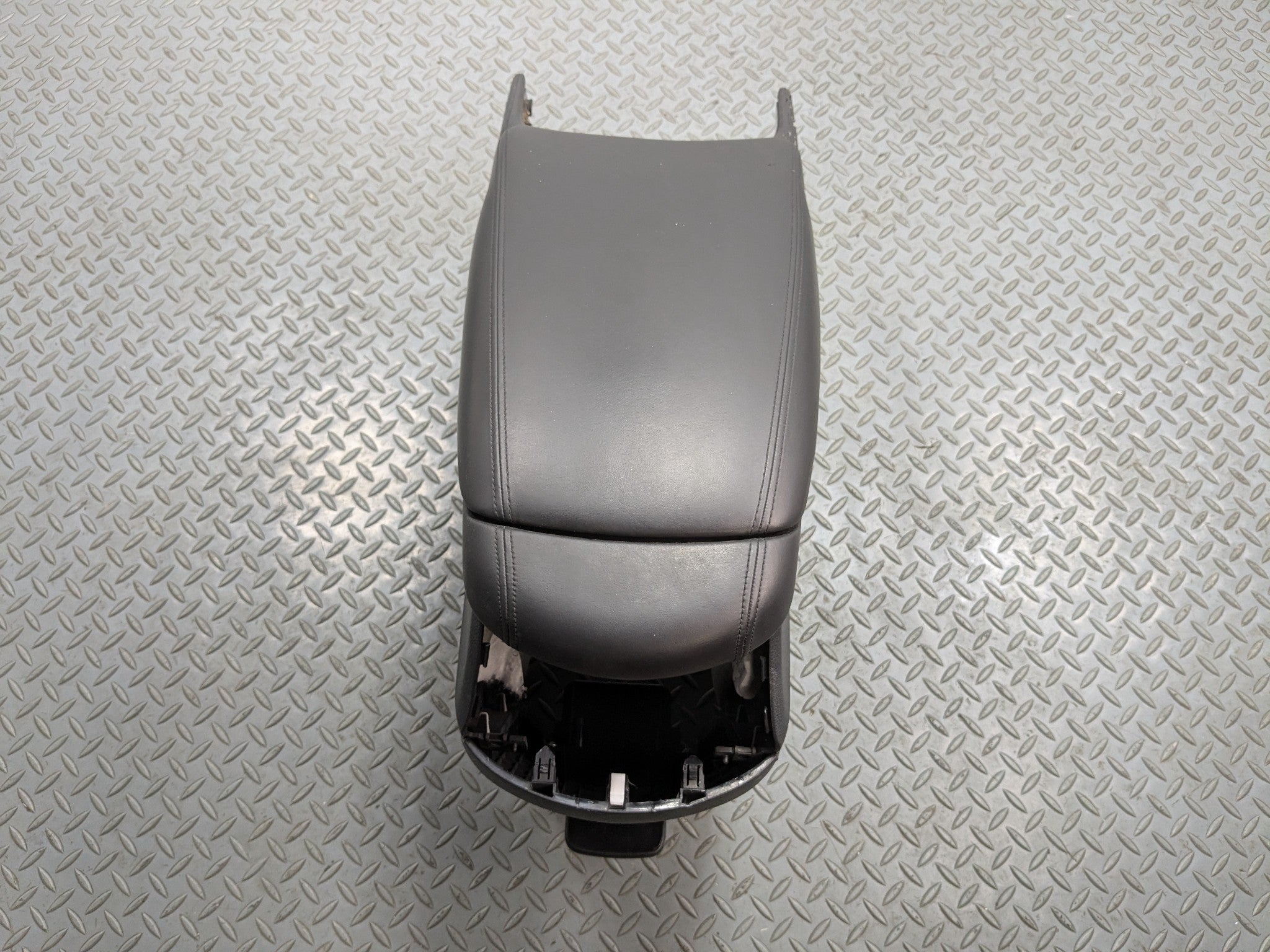 12 - 14 HYUNDAI AZERA OEM ARMREST CENTER CONSOLE STORAGE COMPARTMENT FRONT LEFT
