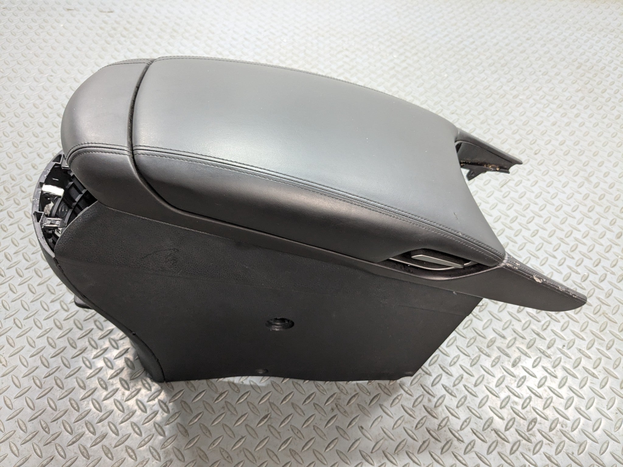 12 - 14 HYUNDAI AZERA OEM ARMREST CENTER CONSOLE STORAGE COMPARTMENT FRONT LEFT