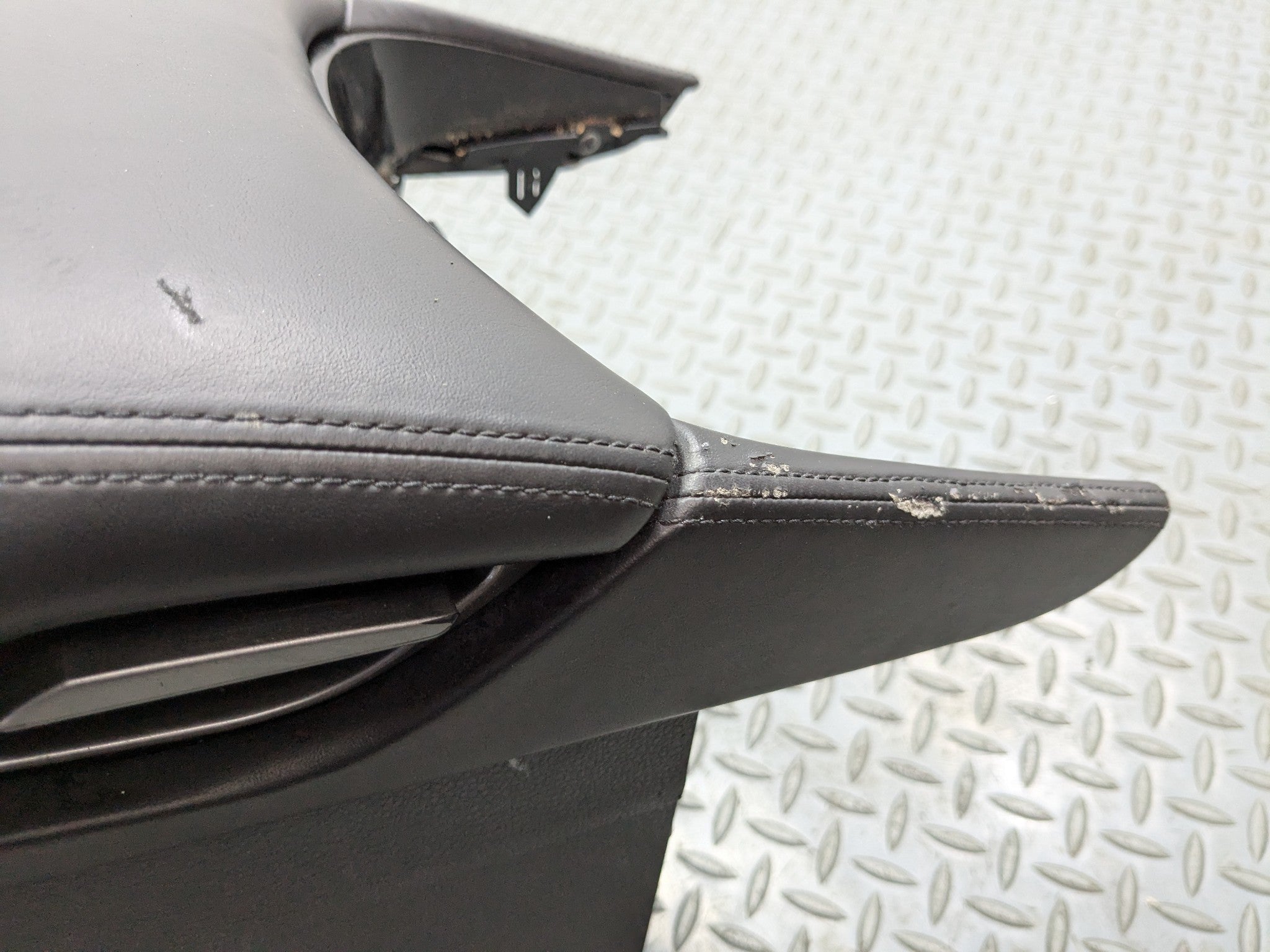 12 - 14 HYUNDAI AZERA OEM ARMREST CENTER CONSOLE STORAGE COMPARTMENT FRONT LEFT