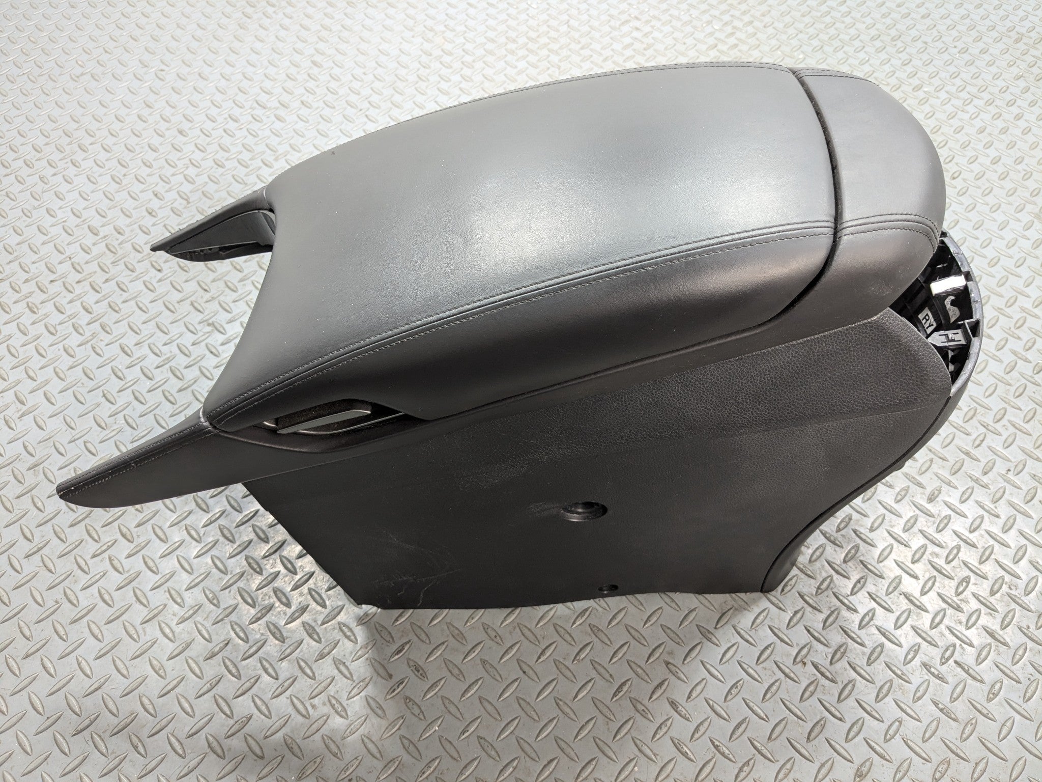 12 - 14 HYUNDAI AZERA OEM ARMREST CENTER CONSOLE STORAGE COMPARTMENT FRONT LEFT