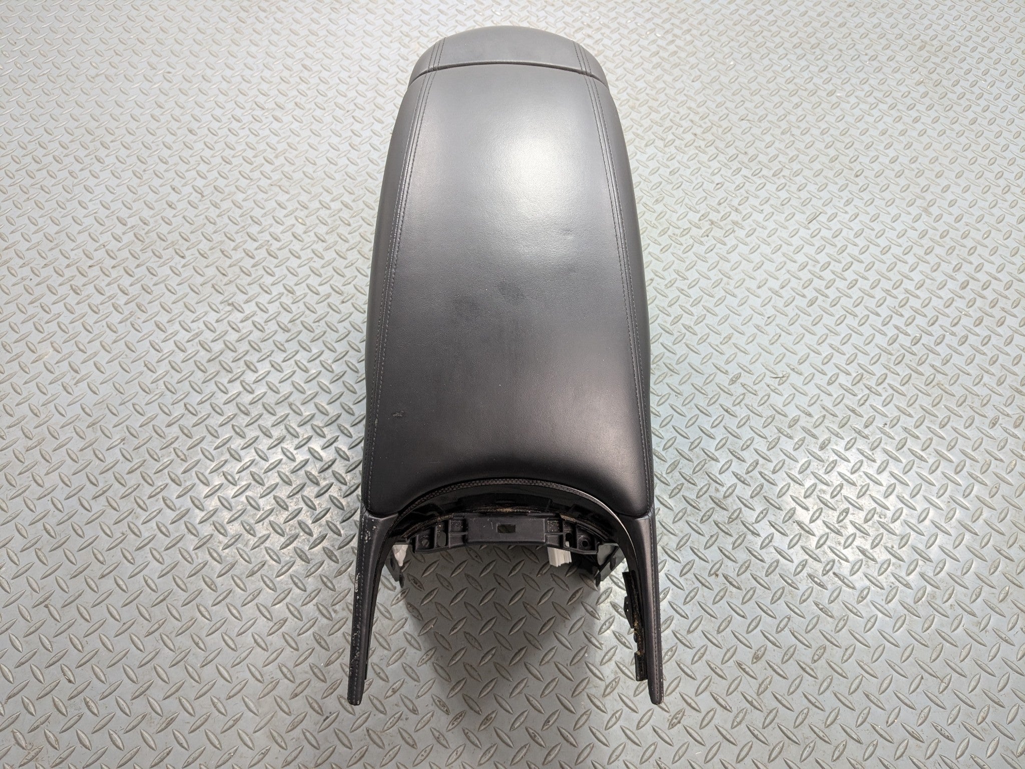 12 - 14 HYUNDAI AZERA OEM ARMREST CENTER CONSOLE STORAGE COMPARTMENT FRONT LEFT