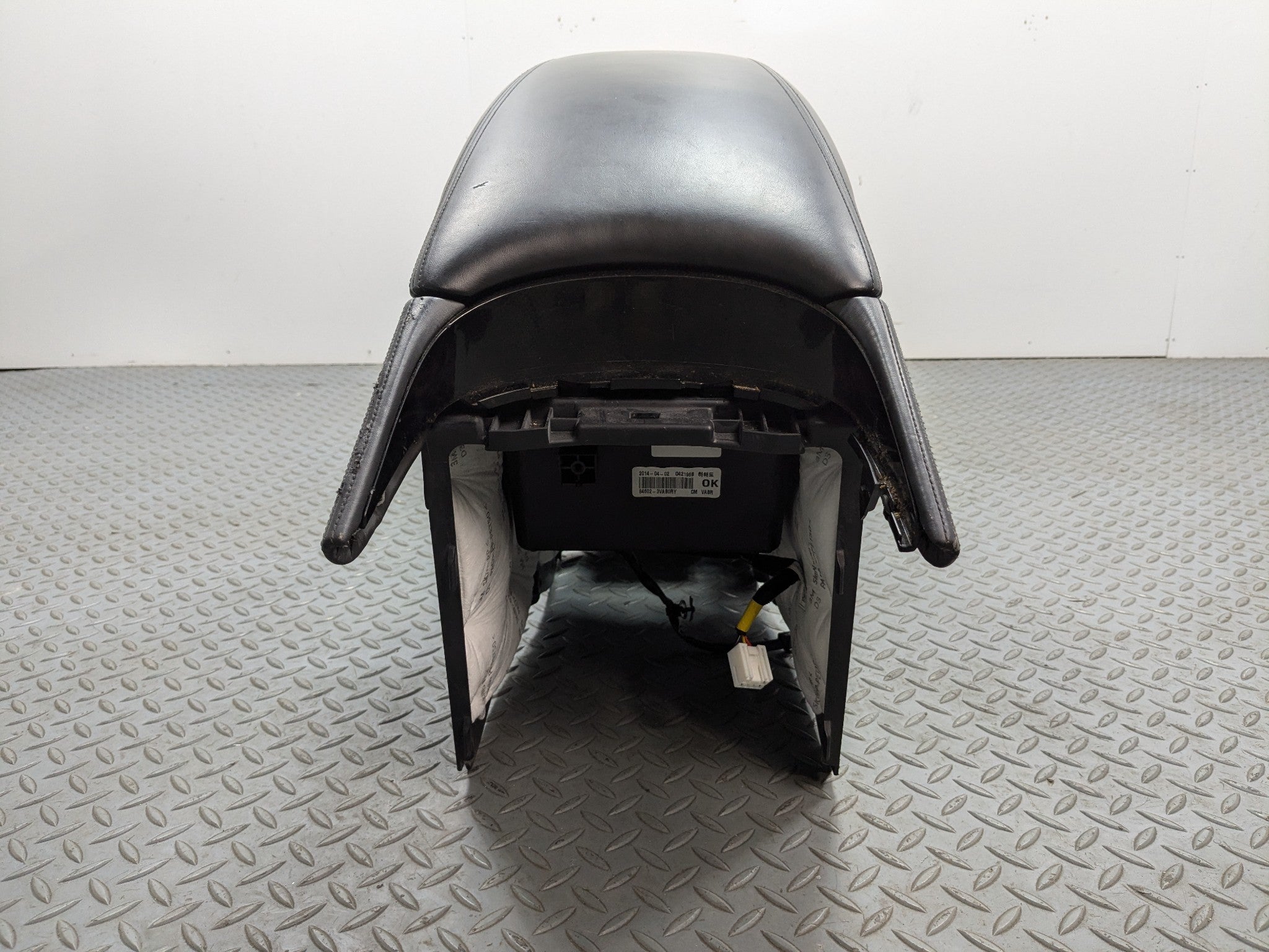 12 - 14 HYUNDAI AZERA OEM ARMREST CENTER CONSOLE STORAGE COMPARTMENT FRONT LEFT