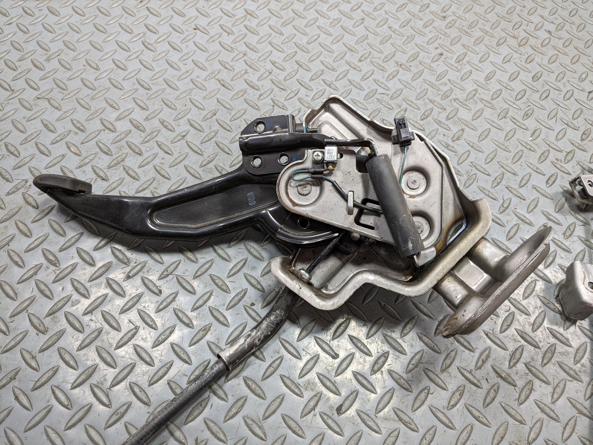 12 - 14 HYUNDAI AZERA OEM FOOT STOP EMERGENCY BRAKE PEDAL WITH BRACKET ASSEMBLY