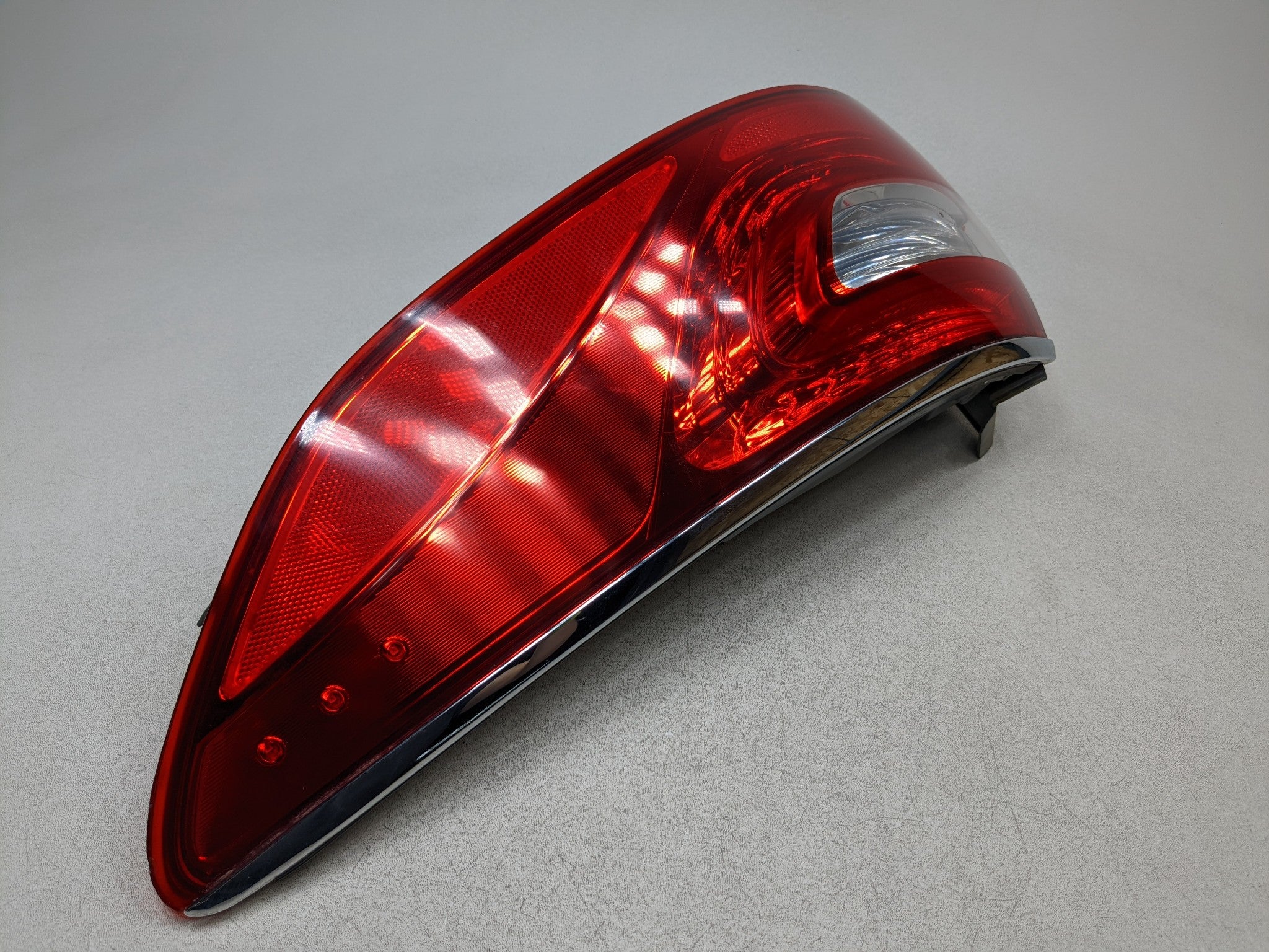 12 - 14 HYUNDAI AZERA OEM TAIL LIGHT ASSEMBLY QUARTER MOUNTED REAR REAR SIDE