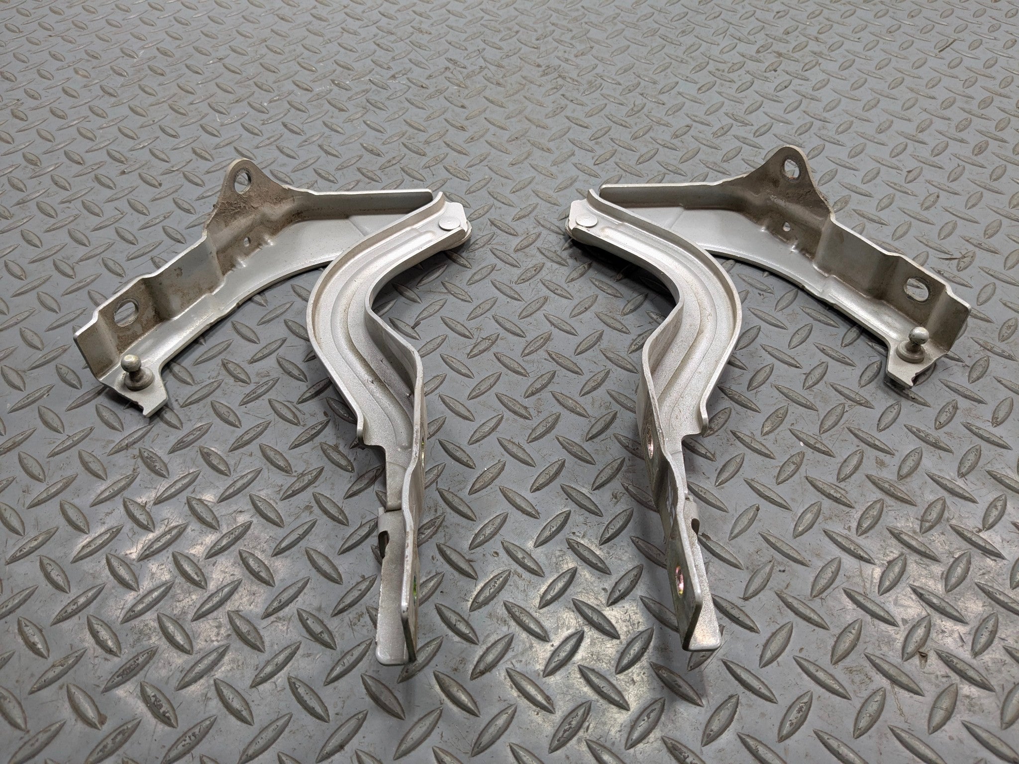 12 - 14 HYUNDAI AZERA OEM HOOD HINGE SUPPORT BRACKET FRONT RIGHT AND LEFT SIDE