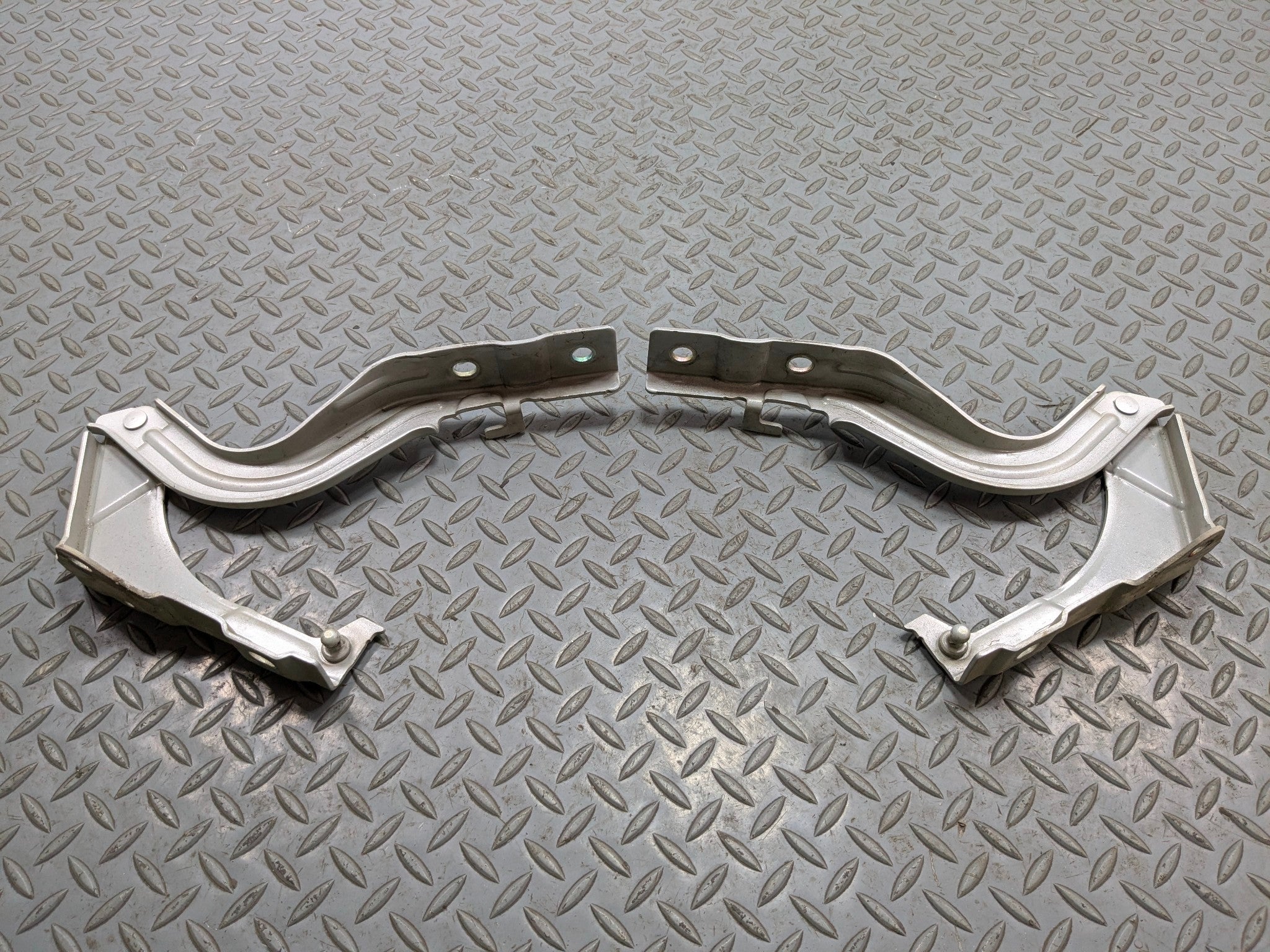 12 - 14 HYUNDAI AZERA OEM HOOD HINGE SUPPORT BRACKET FRONT RIGHT AND LEFT SIDE