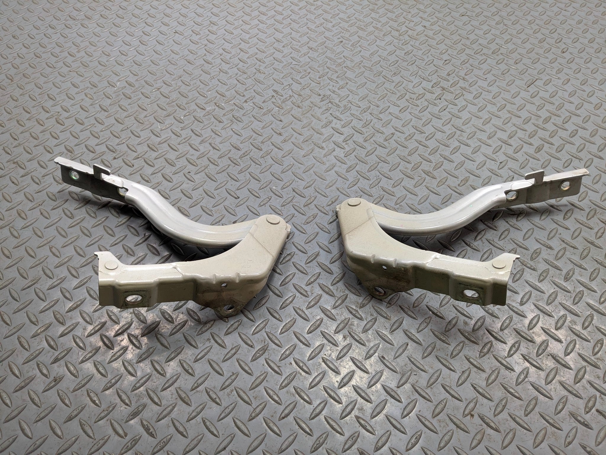 12 - 14 HYUNDAI AZERA OEM HOOD HINGE SUPPORT BRACKET FRONT RIGHT AND LEFT SIDE