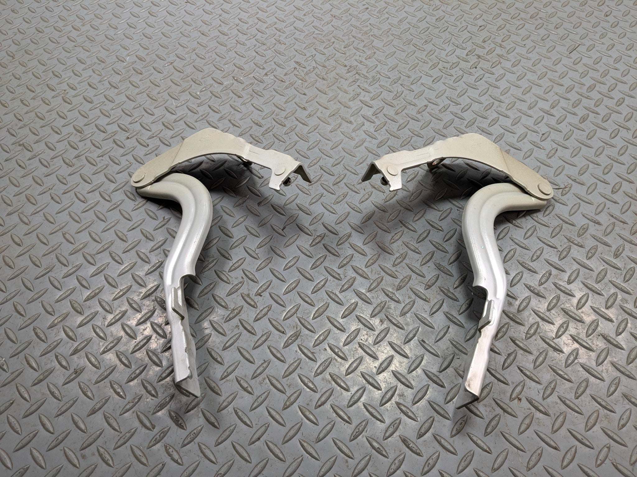 12 - 14 HYUNDAI AZERA OEM HOOD HINGE SUPPORT BRACKET FRONT RIGHT AND LEFT SIDE