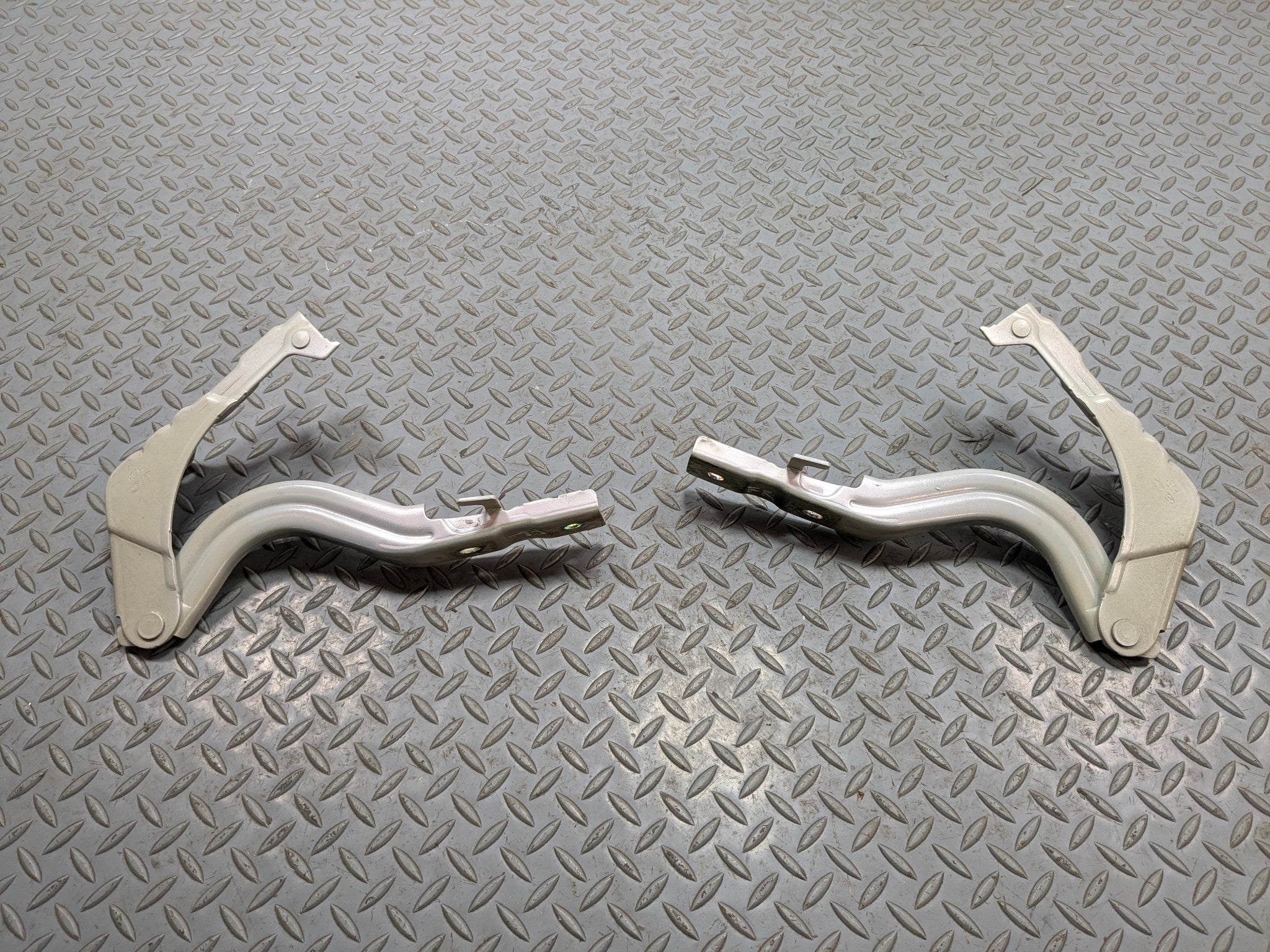 12 - 14 HYUNDAI AZERA OEM HOOD HINGE SUPPORT BRACKET FRONT RIGHT AND LEFT SIDE