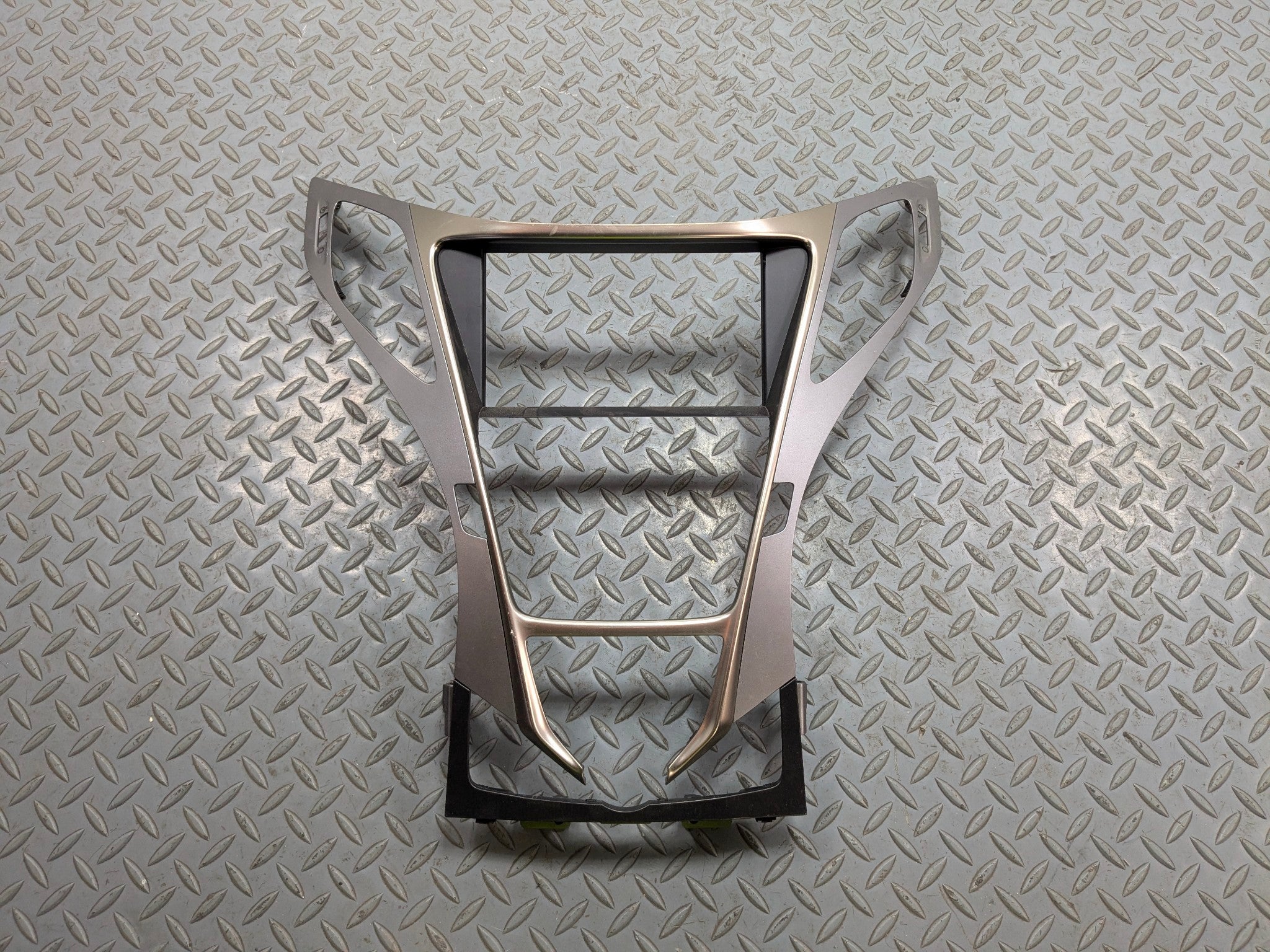 2012 - 2014 HYUNDAI AZERA OEM FRONT RADIO CLIMATE VENT DASH TRIM BEZEL
