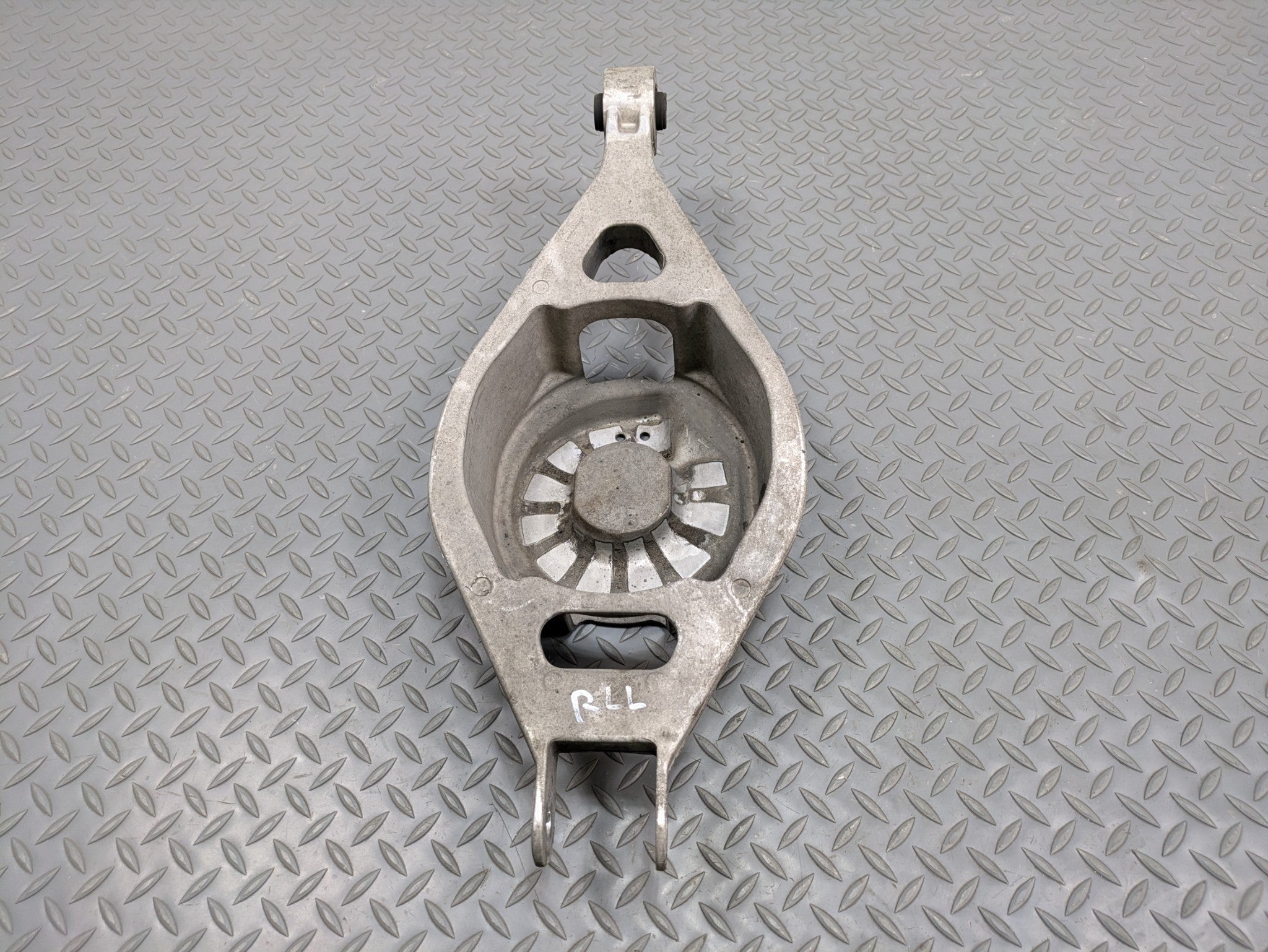 06 - 10 INFINITI M35 OEM LOWER CONTROL ARM MAIN SPRING SUPPORT REAR LEFT SIDE