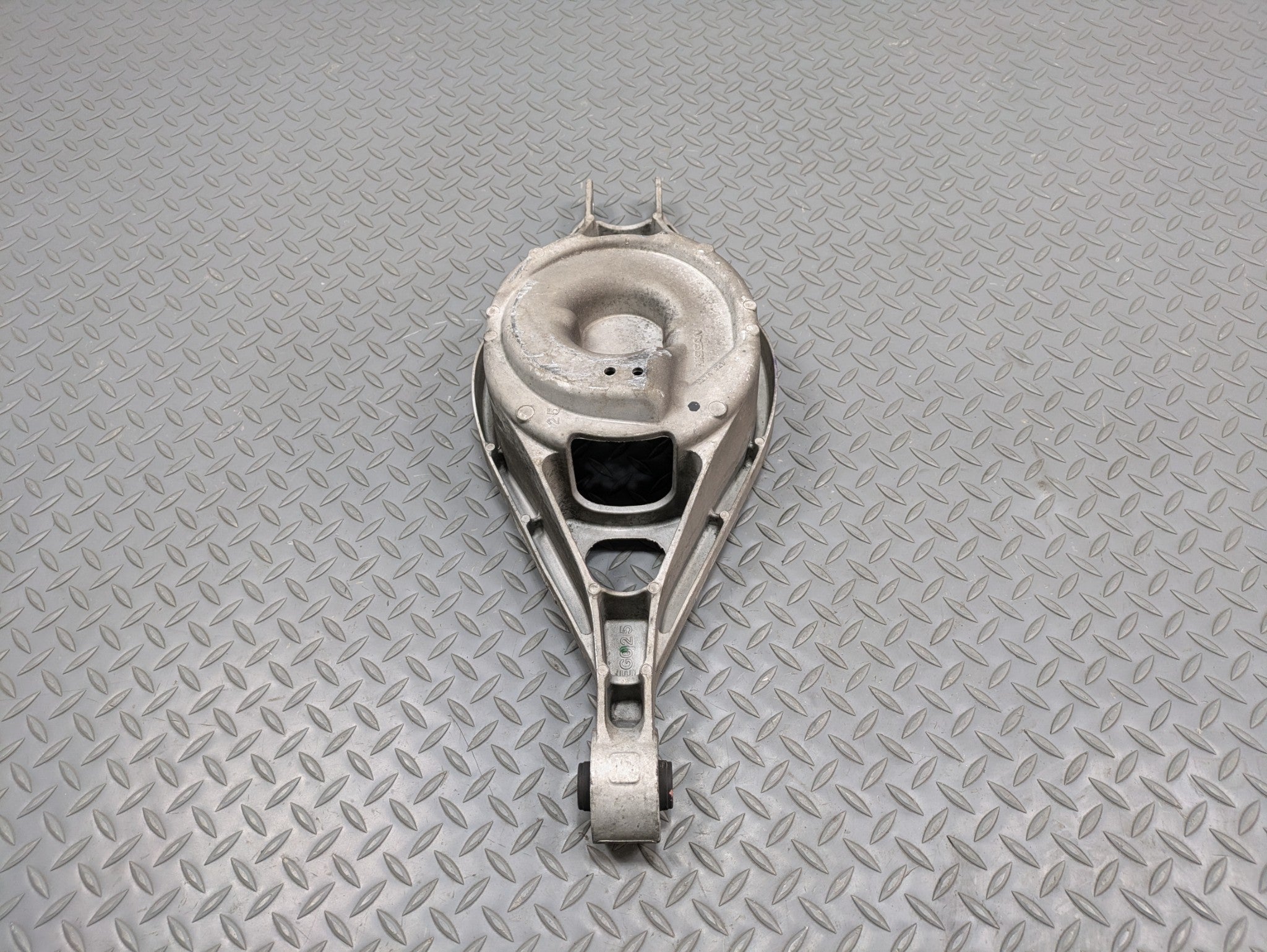 06 - 10 INFINITI M35 OEM LOWER CONTROL ARM MAIN SPRING SUPPORT REAR RIGHT SIDE