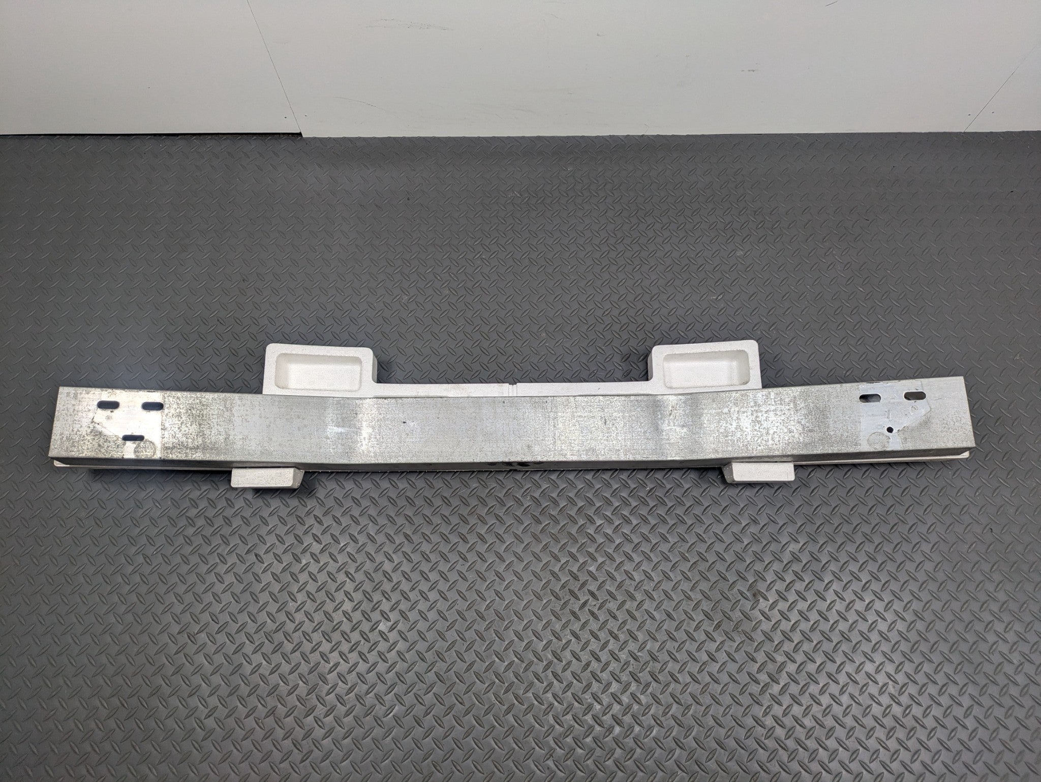 06 - 10 INFINITI M35 OEM REAR BUMPER REINFORCEMENT IMPACT REBAR ABSORBER FOAM