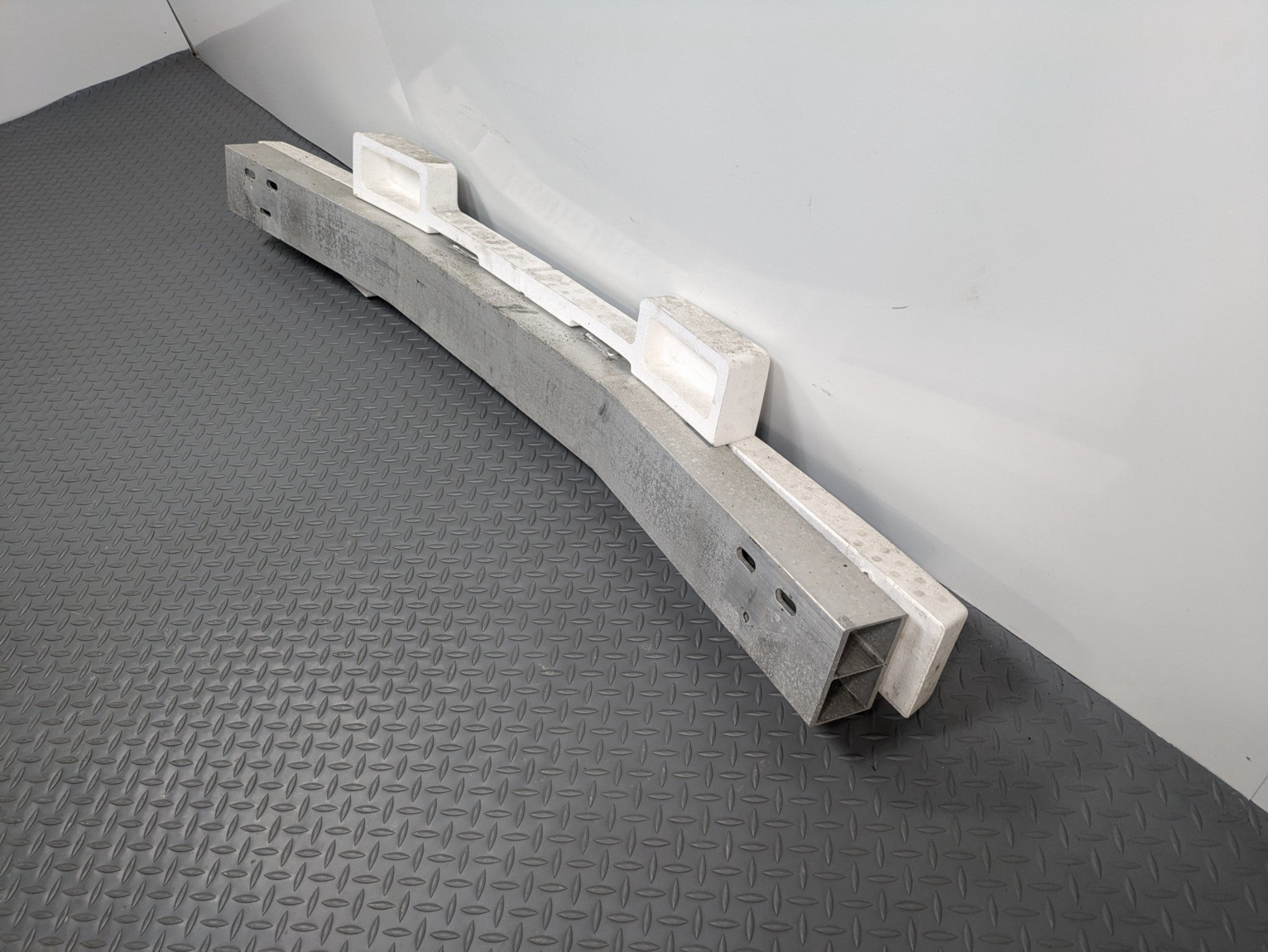 06 - 10 INFINITI M35 OEM REAR BUMPER REINFORCEMENT IMPACT REBAR ABSORBER FOAM