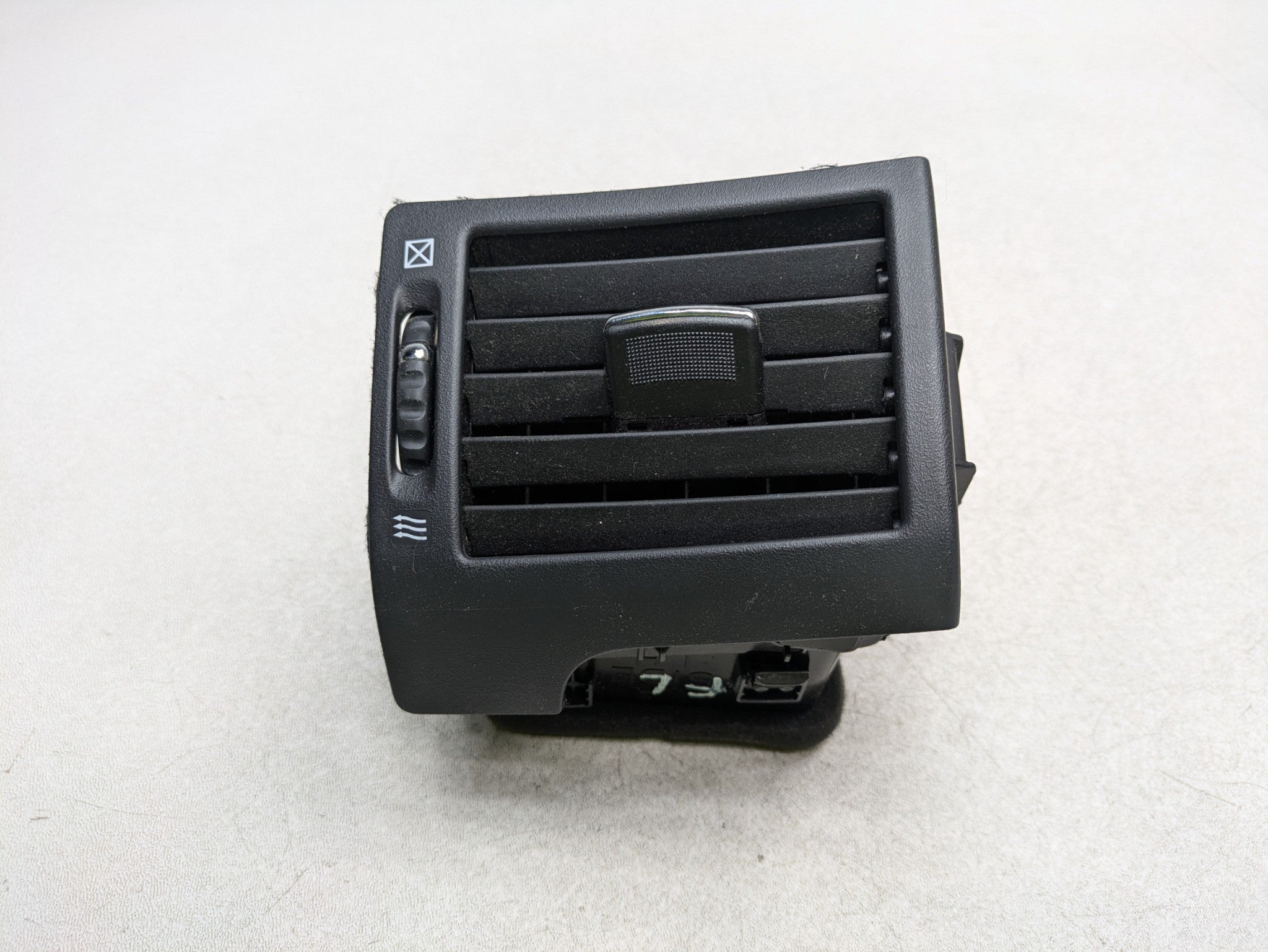 06 - 10 INFINITI M35 OEM AC AIR CONDITIONING VENT GRILLE FRONT LEFT DRIVER SIDE