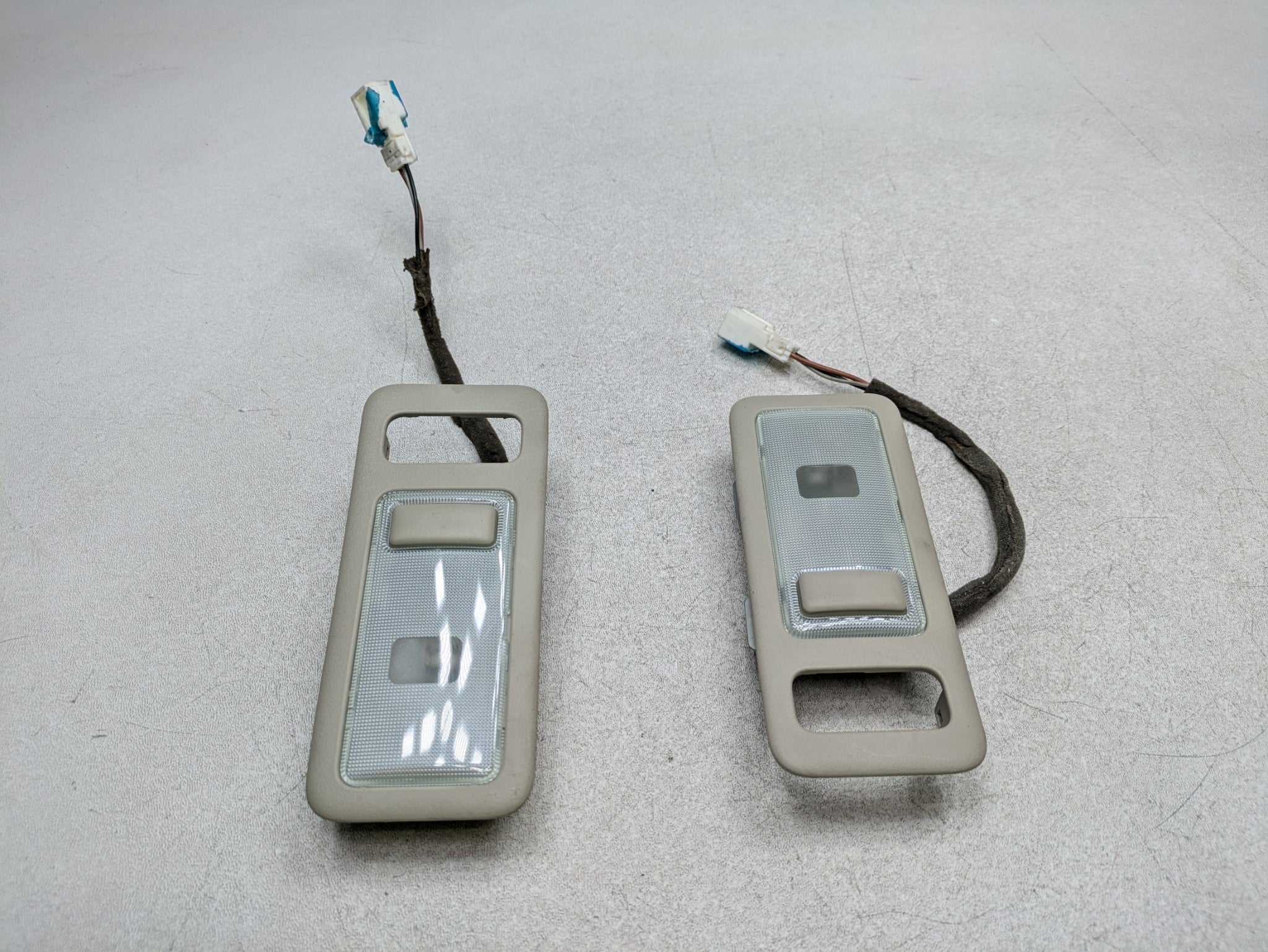 06 - 10 INFINITI M35 OEM OVERHEAD INTERIOR DOME LIGHT SET REAR LEFT AND RIGHT