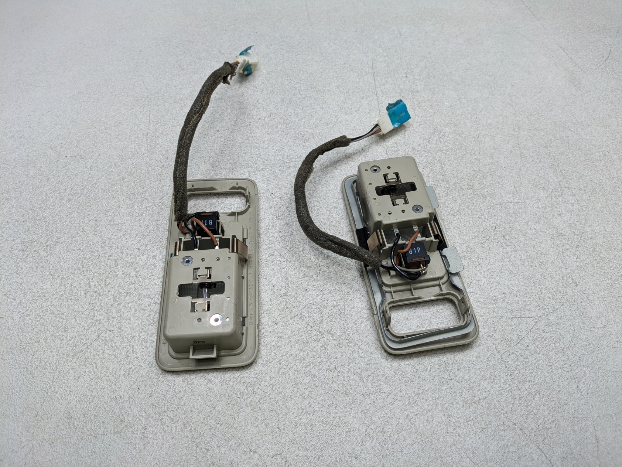 06 - 10 INFINITI M35 OEM OVERHEAD INTERIOR DOME LIGHT SET REAR LEFT AND RIGHT