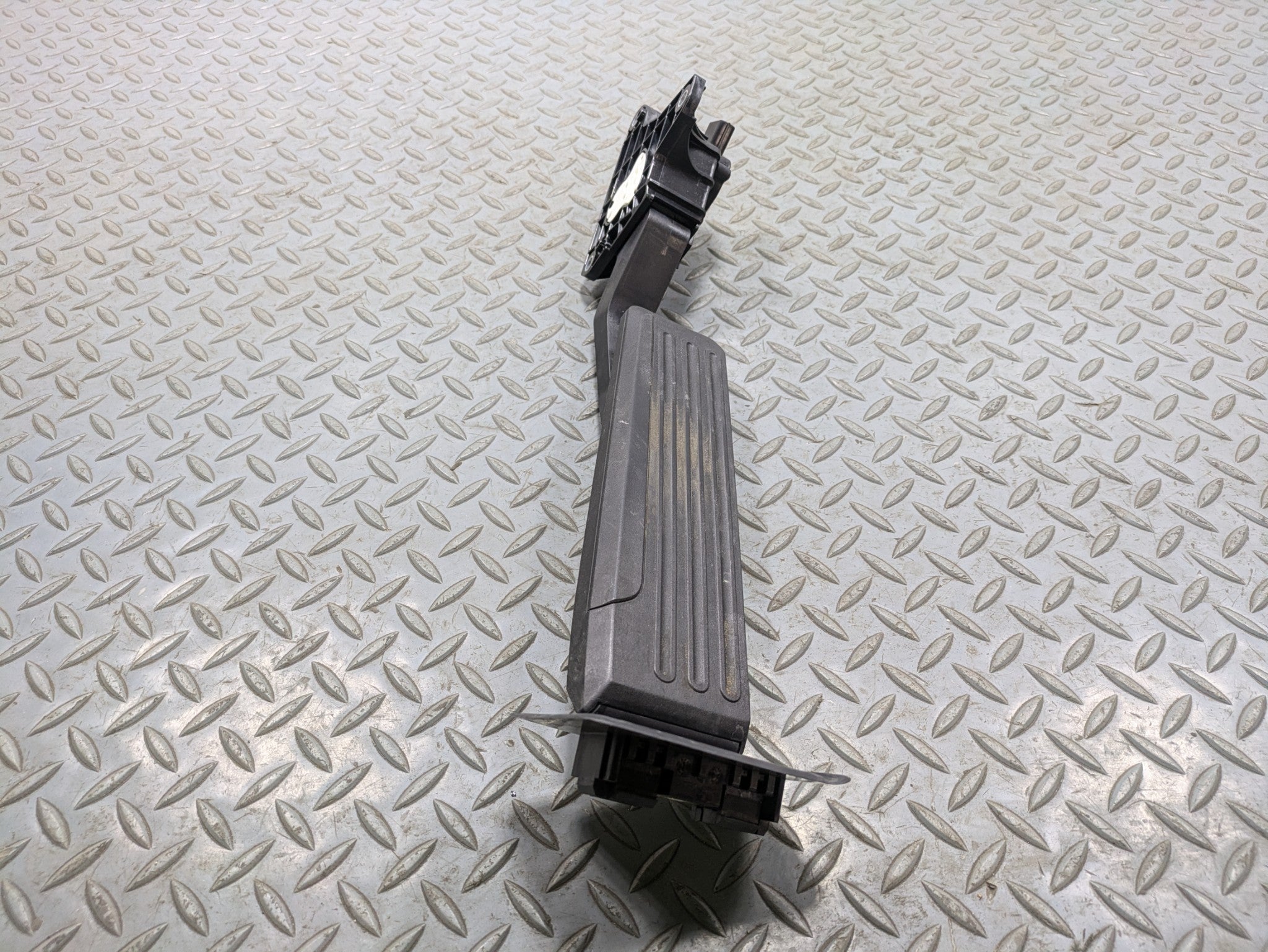 06 - 10 INFINITI M35 OEM GAS ACCELERATOR THROTTLE FOOT PEDAL LEVER WITH SENSOR