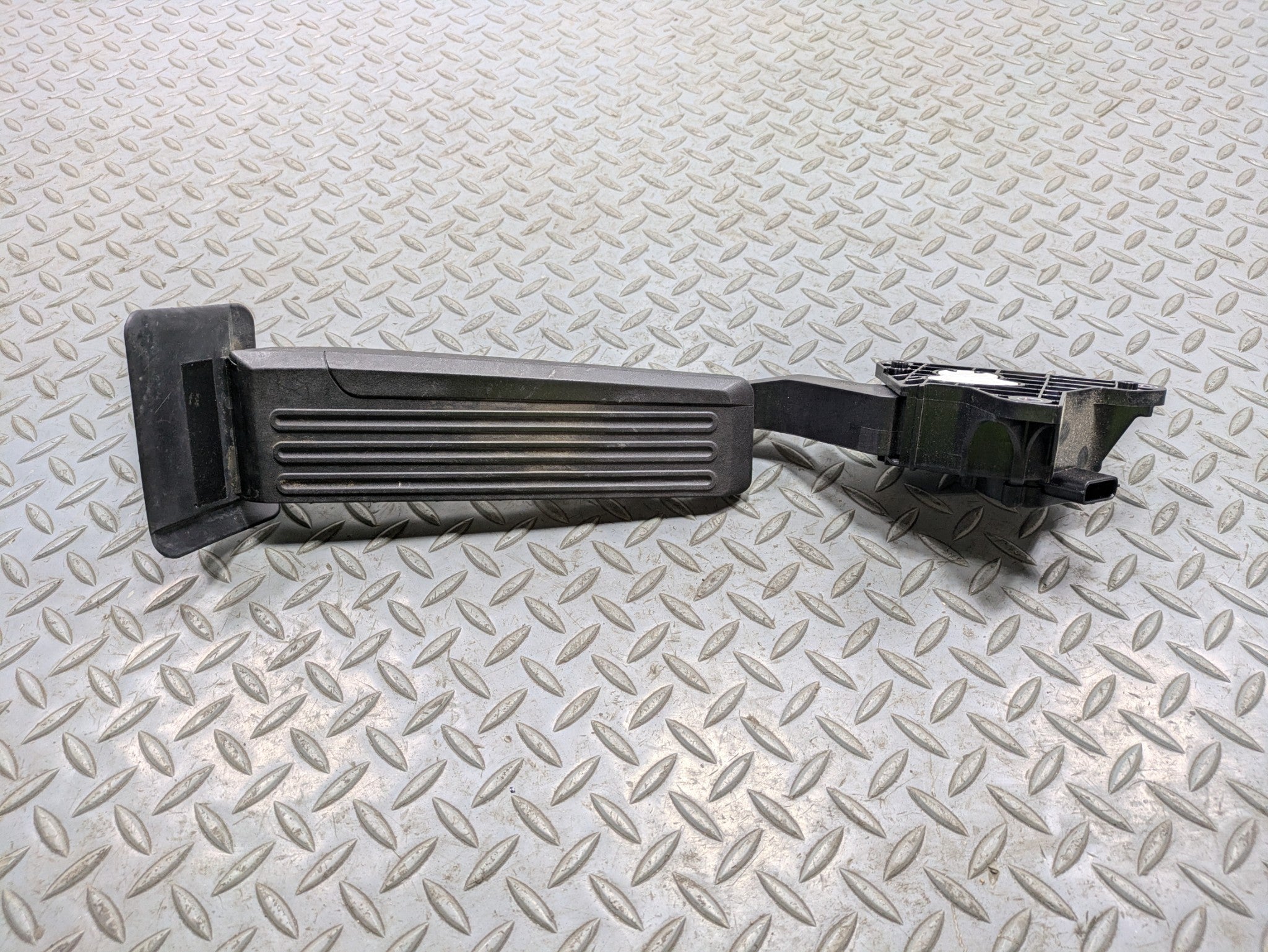 06 - 10 INFINITI M35 OEM GAS ACCELERATOR THROTTLE FOOT PEDAL LEVER WITH SENSOR