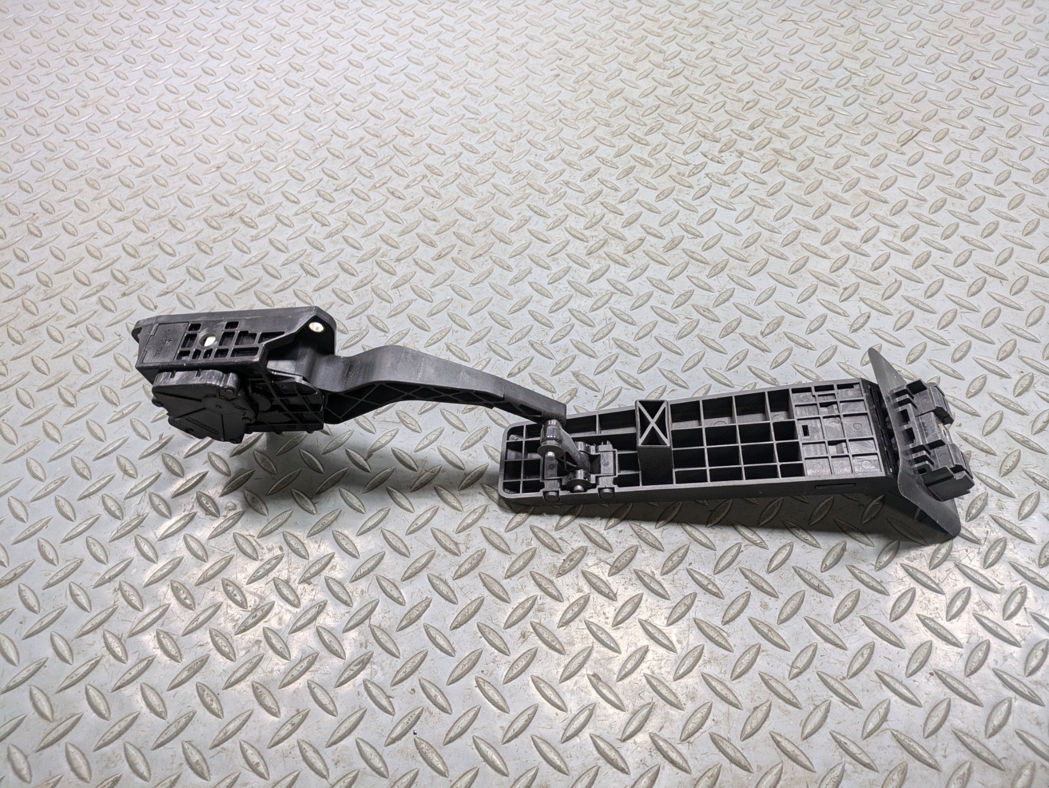 06 - 10 INFINITI M35 OEM GAS ACCELERATOR THROTTLE FOOT PEDAL LEVER WITH SENSOR