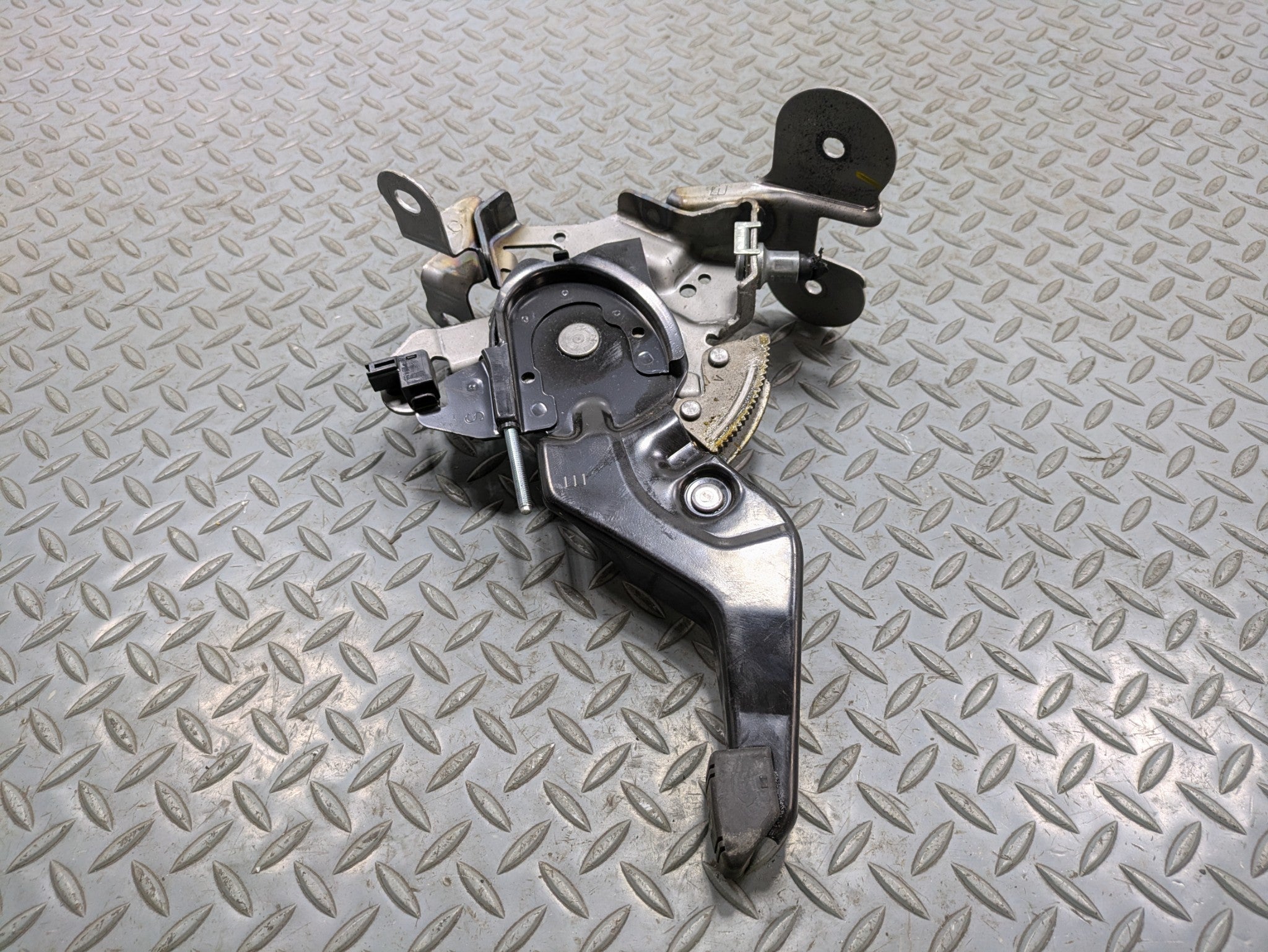 06 - 10 INFINITI M35 OEM EMERGENCY PARKING BRAKE STOP FOOT PEDAL WITH BRACKET