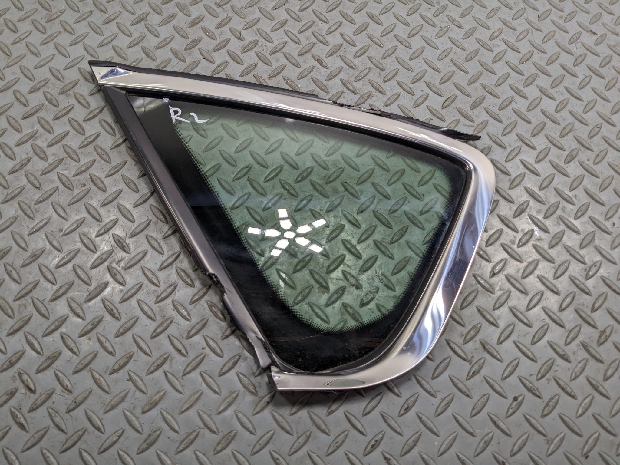 06 - 10 INFINITI M35 OEM QUARTER GLASS WITH CHROME STRIP REAR LEFT DRIVER SIDE