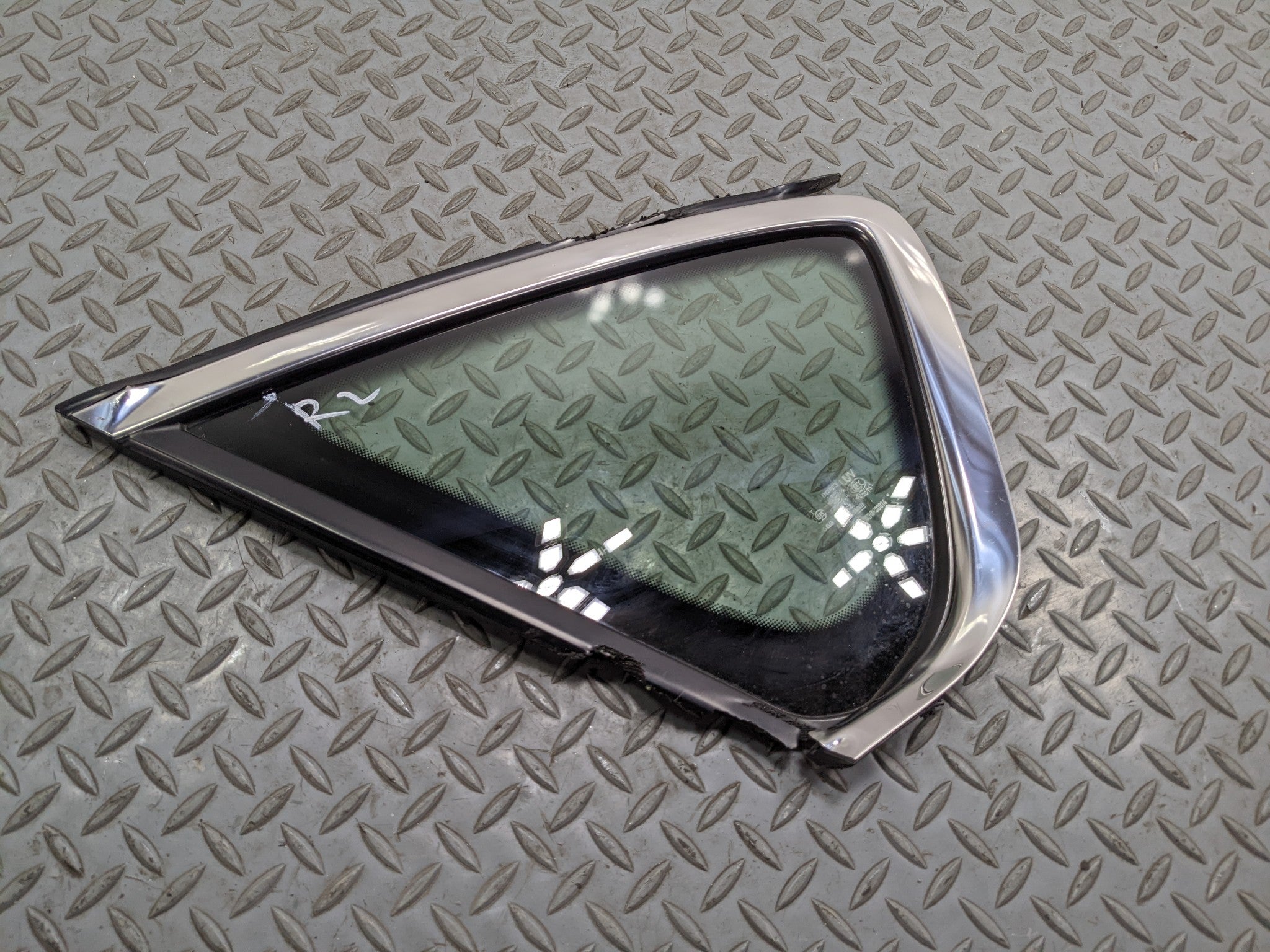 06 - 10 INFINITI M35 OEM QUARTER GLASS WITH CHROME STRIP REAR LEFT DRIVER SIDE