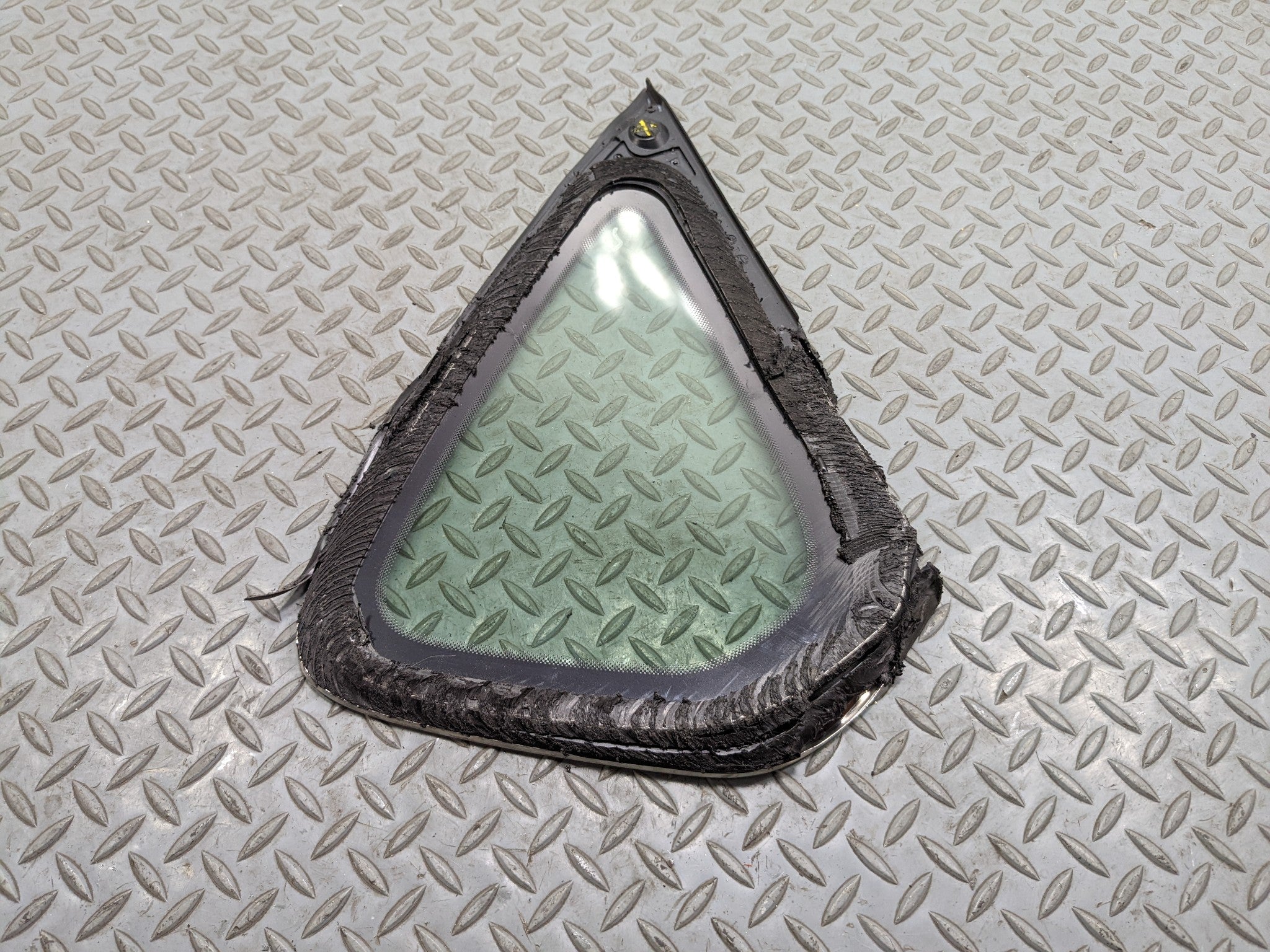 06 - 10 INFINITI M35 OEM QUARTER GLASS WITH CHROME STRIP REAR LEFT DRIVER SIDE