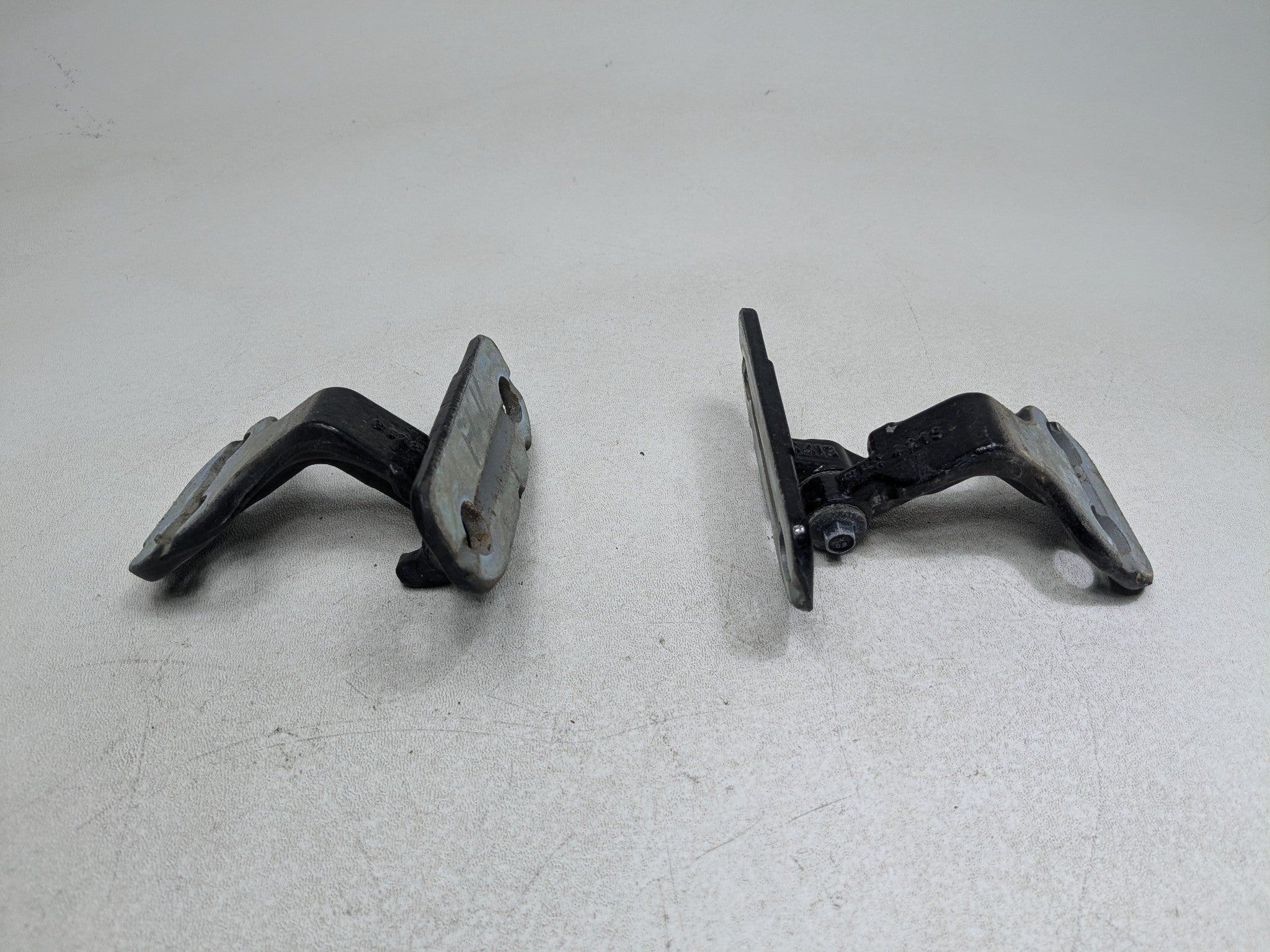 08 - 15 LAND ROVER LR2 OEM DOOR HINGES UPPER AND LOWER FRONT LEFT DRIVER SIDE