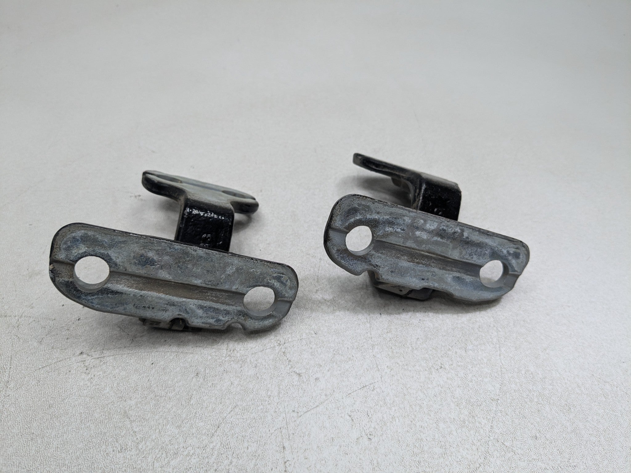2008 - 2015 LAND ROVER LR2 OEM DOOR HINGES UPPER AND LOWER REAR LEFT DRIVER SIDE