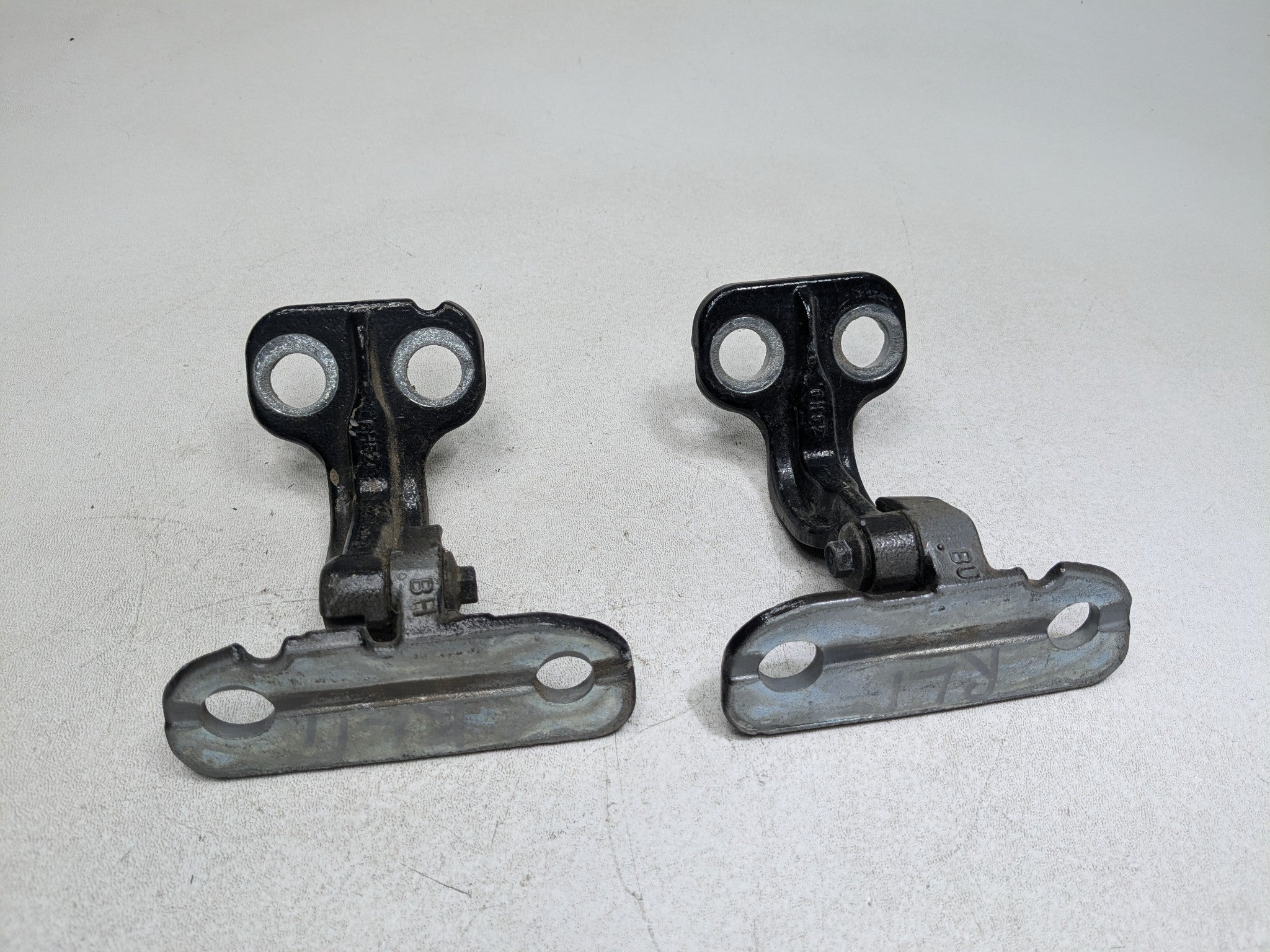 2008 - 2015 LAND ROVER LR2 OEM DOOR HINGES UPPER AND LOWER REAR LEFT DRIVER SIDE