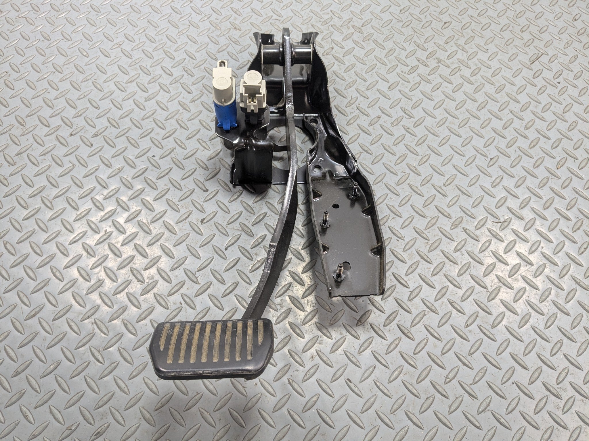 2008 - 2015 LAND ROVER LR2 OEM FOOT BRAKE PEDAL FRONT FLOOR WITH SUPPORT BRACKET