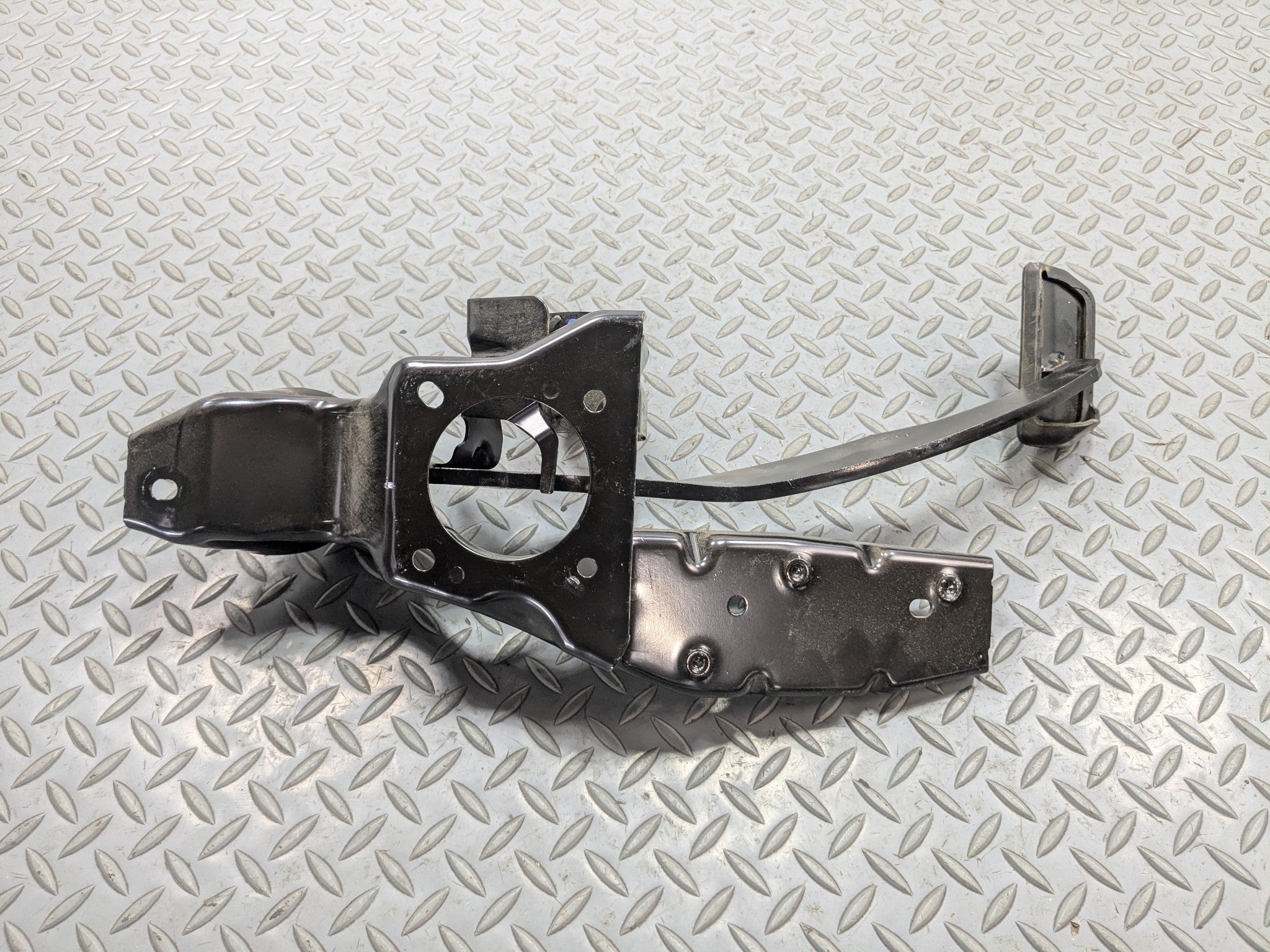 2008 - 2015 LAND ROVER LR2 OEM FOOT BRAKE PEDAL FRONT FLOOR WITH SUPPORT BRACKET