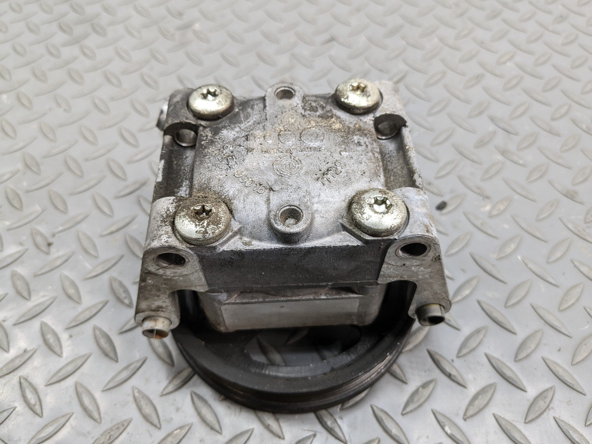 2008 - 2015 LAND ROVER LR2 OEM POWER STEERING PUMP MOTOR WITH PULLEY ASSEMBLY
