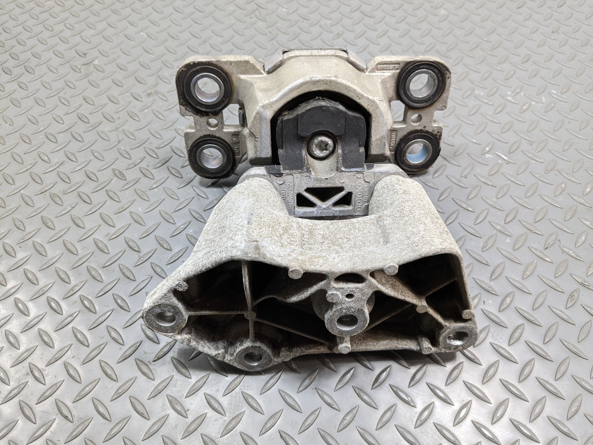 2008 - 2015 LAND ROVER LR2 OEM AUTOMATIC TRANSMISSION MOUNT SUPPORT BRACKET