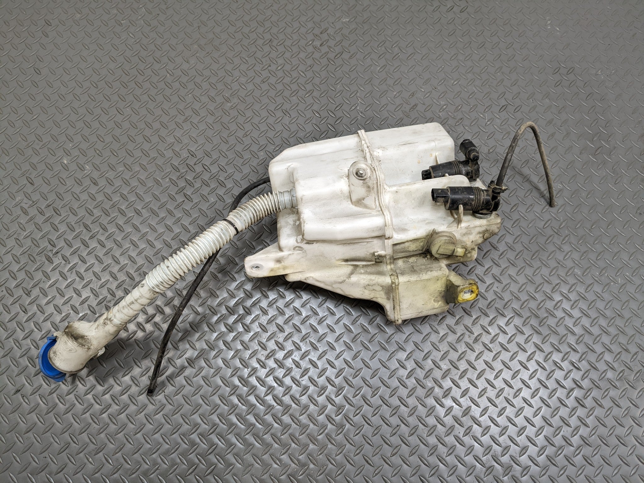 2008 - 2015 LAND ROVER LR2 OEM WINDSHIELD WASHER FLUID TANK RESERVOIR WITH PUMP