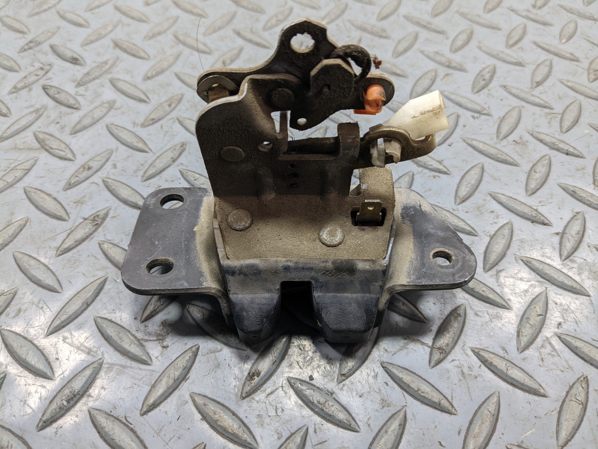 00 - 04 MITSUBISHI MONTERO SPORT OEM LID LATCH REAR TRUNK LOCK RELEASE ACTUATOR