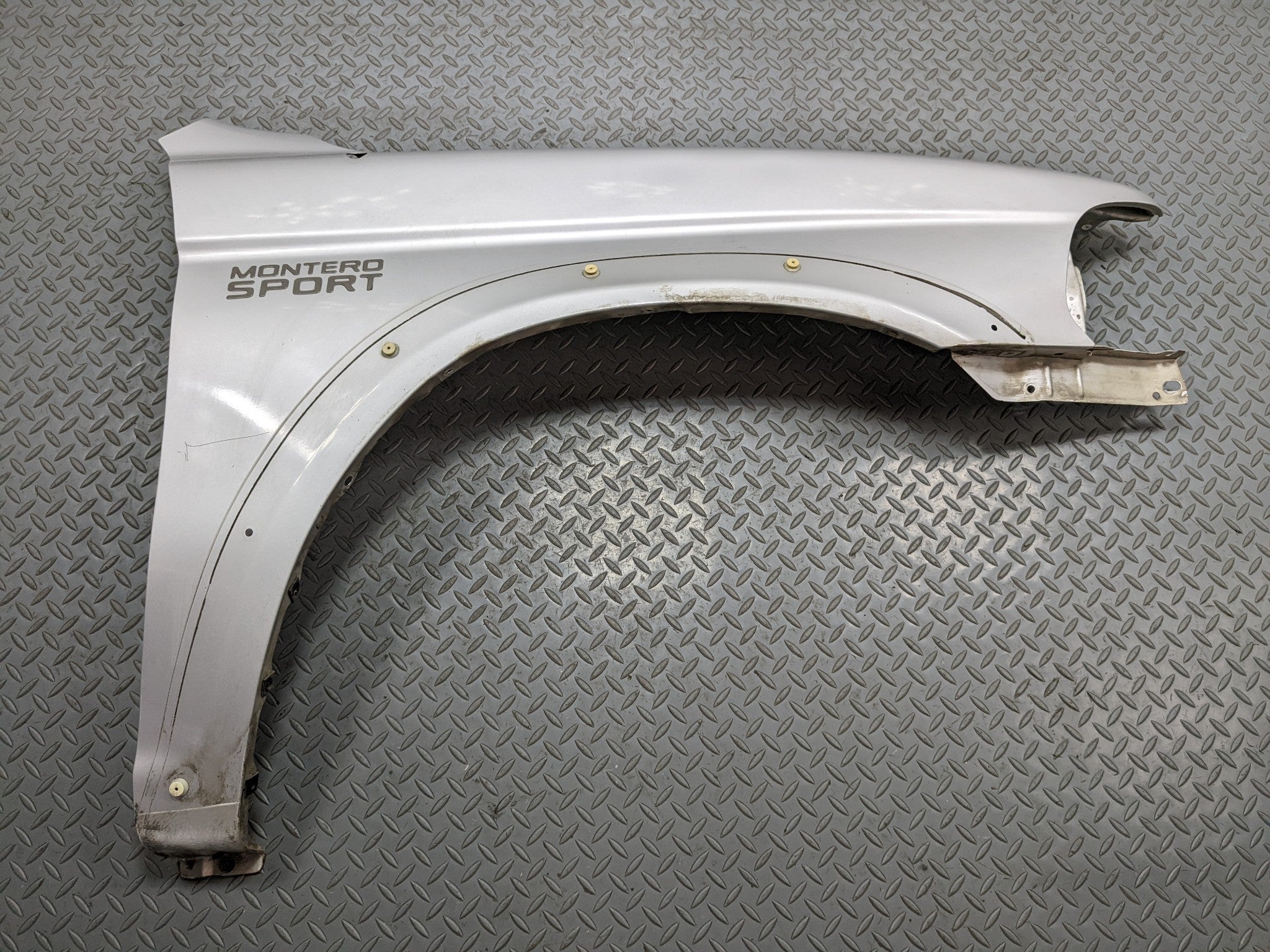 00 - 04 MITSUBISHI MONTERO SPORT OEM FENDER COVER PANEL SILVER GRAY FRONT RIGHT