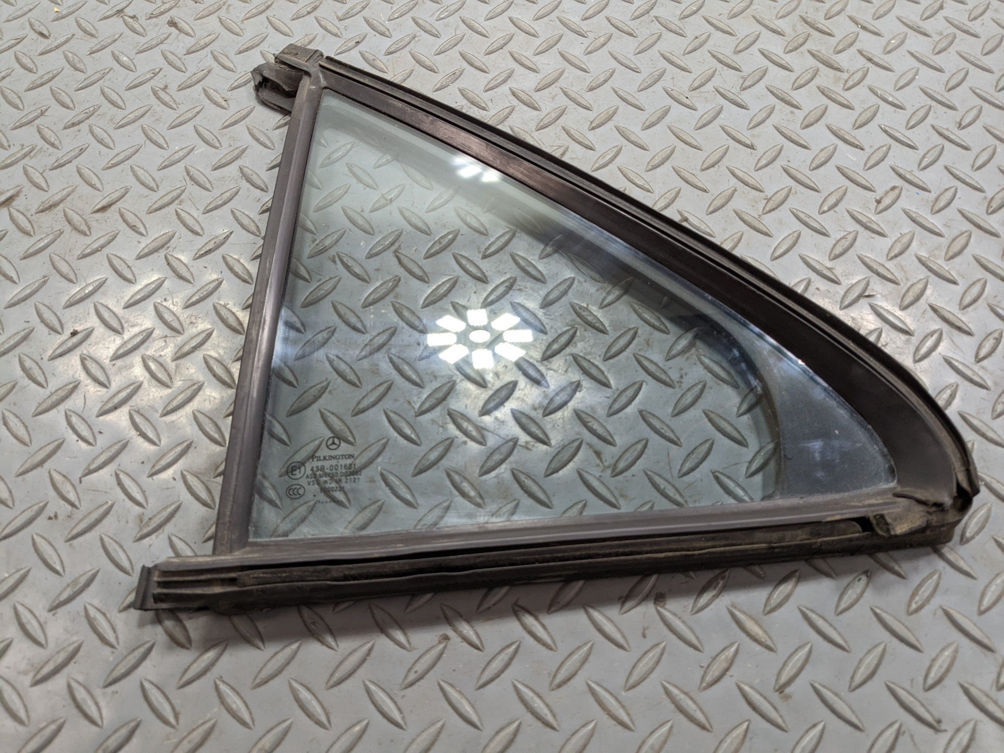 1997 - 2005 MERCEDES-BENZ S500 OEM DOOR WINDOW VENT GLASS REAR LEFT DRIVER SIDE