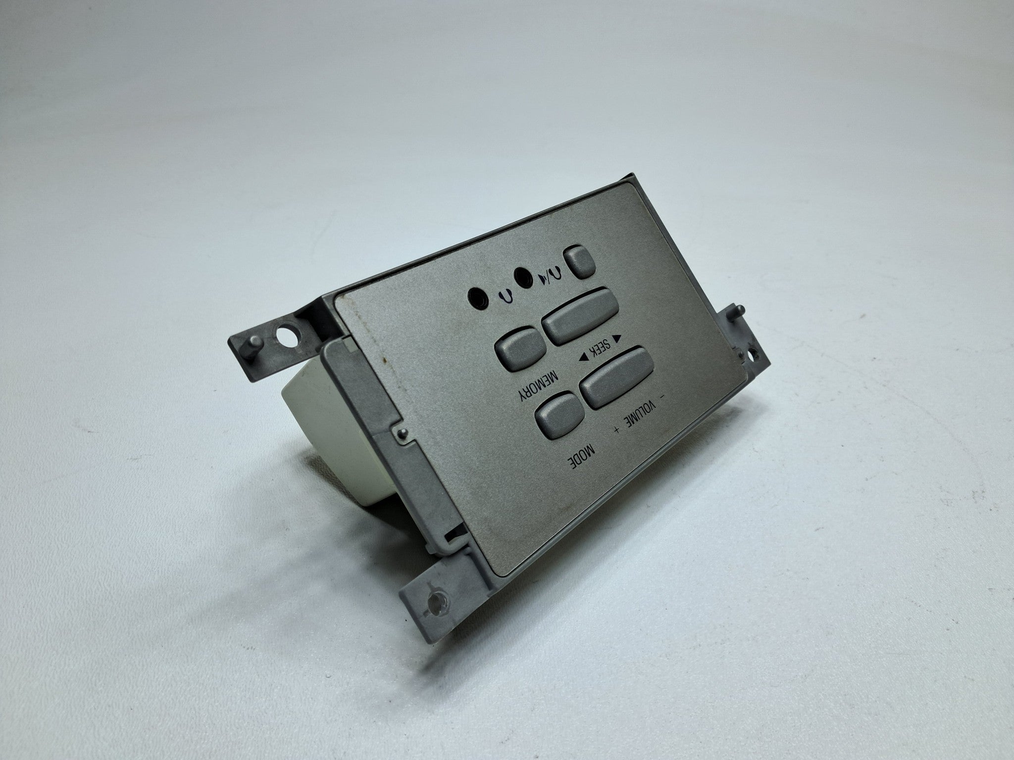 2003 - 2006 OEM LINCOLN NAVIGATOR AUDIO EQUIPMENT RADIO AND HEADPHONE CONTROL