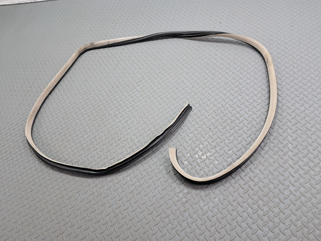 05 -07 OEM CHRYSLER 300 FRONT RIGHT PASSENGER SIDE DOOR WEATHER STRIPING RUBBER