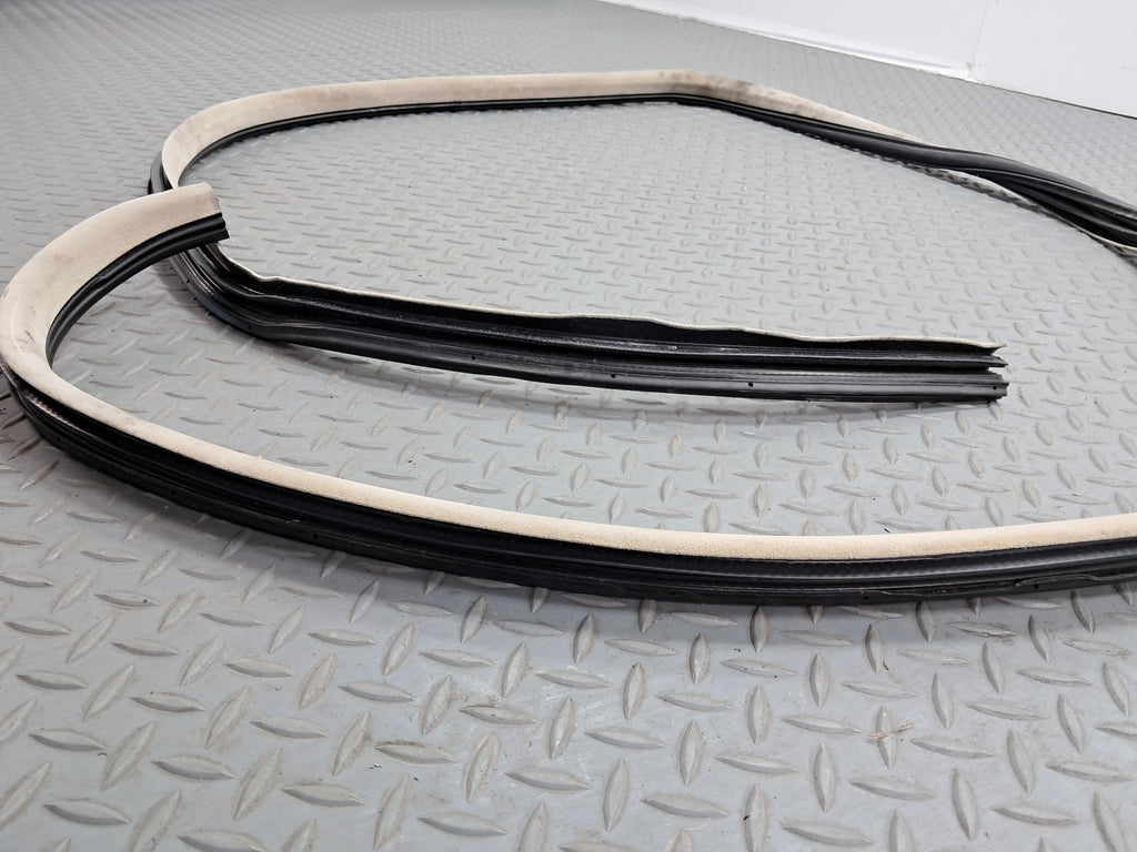 05 -07 OEM CHRYSLER 300 FRONT RIGHT PASSENGER SIDE DOOR WEATHER STRIPING RUBBER